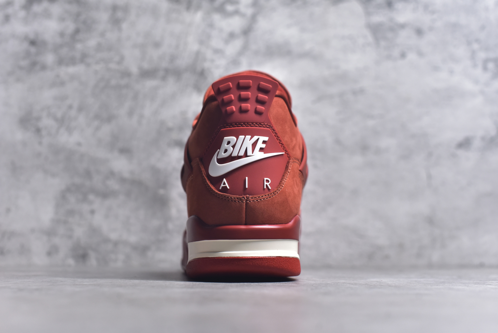 图片[5]-#Nigel Sylvester x Air Jordan AJ4 “Brick by Brick” 联名红砖 货号：HF4340-800 重点区分市面 唯一正确细节 后跟饰片中心位置有合模线 超弹硅胶材质 内层不织布补强 补强为硅胶提供更强耐久性 避免断裂 市场中端王者 亲自操刀耗时半年巨作 全套原纸板楦头开发 确保原汁原味 完美呈现四代版型 一比一鞋头弧度高度鞋身弧度 此版本只针对中端市场 皮料材质有所更替 其他数据细节工艺流程均保持一致 绝不口嗨 细节品控鞋型随意秒杀市面3XX 4XX 原厂TPU网格鞋带扣 正确内里网布 菱角分明不变形无多余毛边 柔软性质感一致于原鞋 市场唯一原厂鞋扣模具 背面可见隐藏注塑口 原厂织唛标 原厂飞人电绣工艺 尾指中部跳三针 独家绑鞋带手法 印刷中底布 四线拉帮 米色美纹纸贴合固定 进口港宝加持 后跟自然饱满 全鞋荧光划线卡点 追求极致完美 每一双都是工艺品 多重QC质检 超越公司货的品控标准 实实在在的免检产品 尺码：40 40.5 41 42 42.5 43 44 44.5 45 45.5 46 47.5 48.5-选品中心