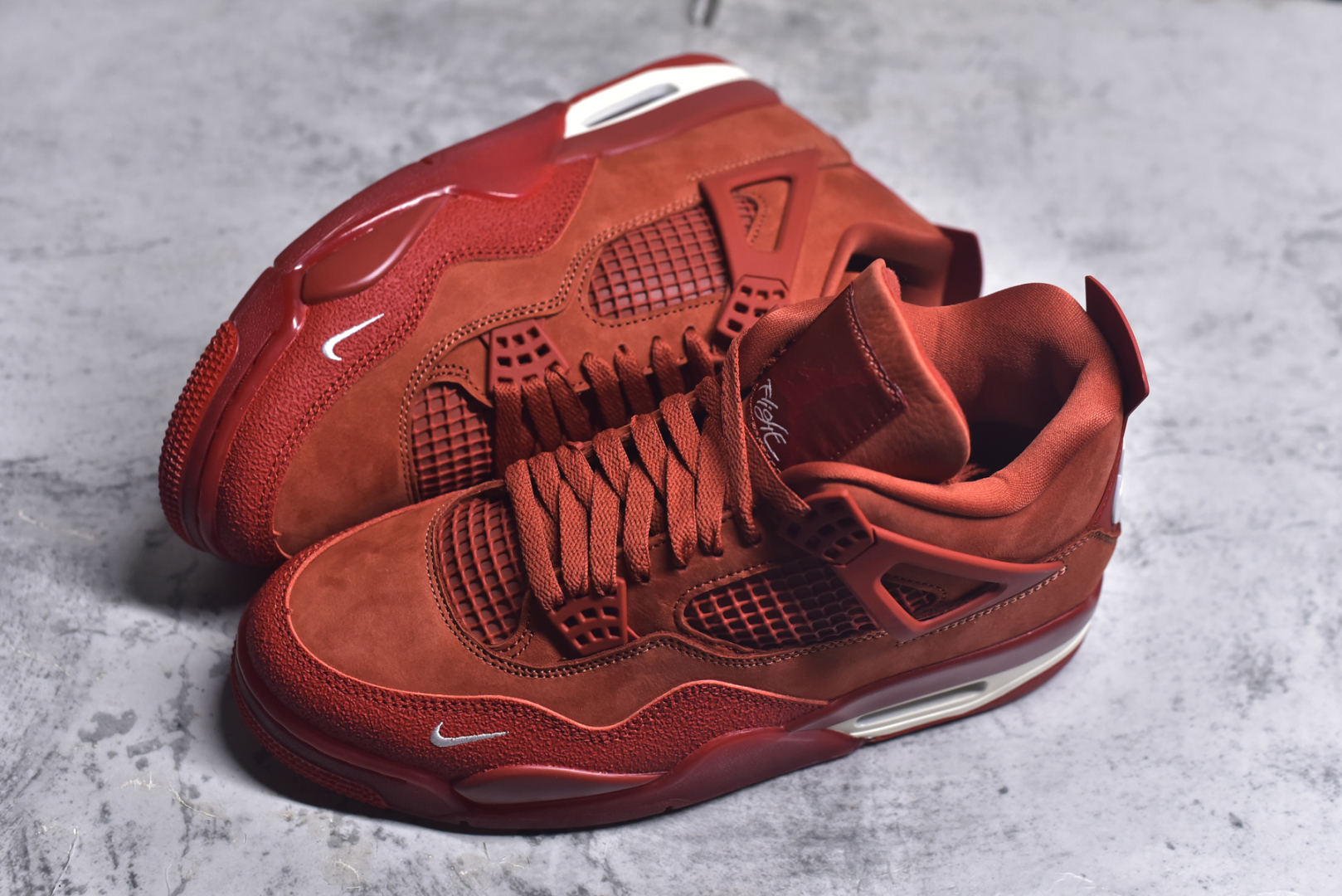图片[7]-#Nigel Sylvester x Air Jordan AJ4 “Brick by Brick” 联名红砖 货号：HF4340-800 重点区分市面 唯一正确细节 后跟饰片中心位置有合模线 超弹硅胶材质 内层不织布补强 补强为硅胶提供更强耐久性 避免断裂 市场中端王者 亲自操刀耗时半年巨作 全套原纸板楦头开发 确保原汁原味 完美呈现四代版型 一比一鞋头弧度高度鞋身弧度 此版本只针对中端市场 皮料材质有所更替 其他数据细节工艺流程均保持一致 绝不口嗨 细节品控鞋型随意秒杀市面3XX 4XX 原厂TPU网格鞋带扣 正确内里网布 菱角分明不变形无多余毛边 柔软性质感一致于原鞋 市场唯一原厂鞋扣模具 背面可见隐藏注塑口 原厂织唛标 原厂飞人电绣工艺 尾指中部跳三针 独家绑鞋带手法 印刷中底布 四线拉帮 米色美纹纸贴合固定 进口港宝加持 后跟自然饱满 全鞋荧光划线卡点 追求极致完美 每一双都是工艺品 多重QC质检 超越公司货的品控标准 实实在在的免检产品 尺码：40 40.5 41 42 42.5 43 44 44.5 45 45.5 46 47.5 48.5-选品中心