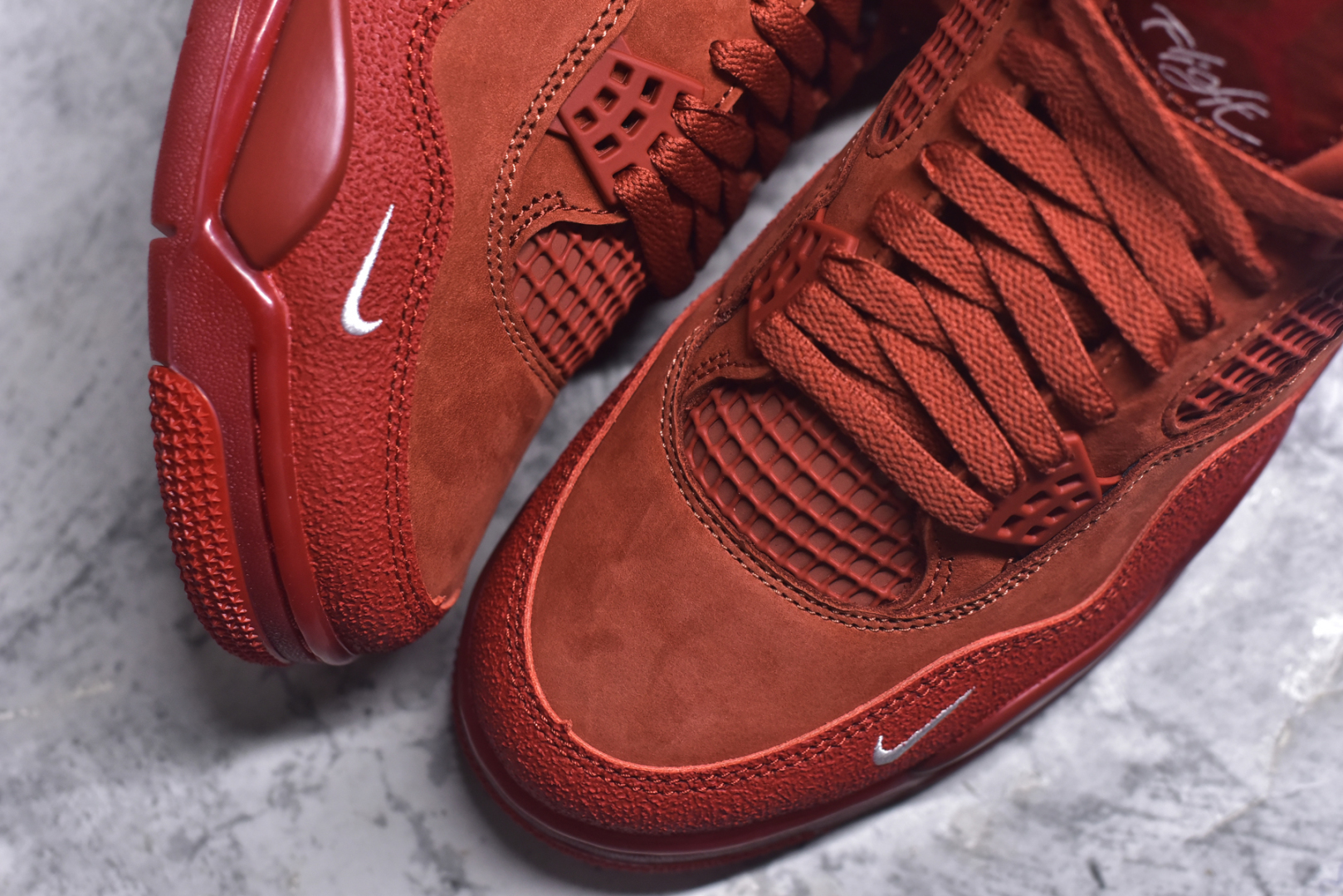 图片[8]-#Nigel Sylvester x Air Jordan AJ4 “Brick by Brick” 联名红砖 货号：HF4340-800 重点区分市面 唯一正确细节 后跟饰片中心位置有合模线 超弹硅胶材质 内层不织布补强 补强为硅胶提供更强耐久性 避免断裂 市场中端王者 亲自操刀耗时半年巨作 全套原纸板楦头开发 确保原汁原味 完美呈现四代版型 一比一鞋头弧度高度鞋身弧度 此版本只针对中端市场 皮料材质有所更替 其他数据细节工艺流程均保持一致 绝不口嗨 细节品控鞋型随意秒杀市面3XX 4XX 原厂TPU网格鞋带扣 正确内里网布 菱角分明不变形无多余毛边 柔软性质感一致于原鞋 市场唯一原厂鞋扣模具 背面可见隐藏注塑口 原厂织唛标 原厂飞人电绣工艺 尾指中部跳三针 独家绑鞋带手法 印刷中底布 四线拉帮 米色美纹纸贴合固定 进口港宝加持 后跟自然饱满 全鞋荧光划线卡点 追求极致完美 每一双都是工艺品 多重QC质检 超越公司货的品控标准 实实在在的免检产品 尺码：40 40.5 41 42 42.5 43 44 44.5 45 45.5 46 47.5 48.5-选品中心