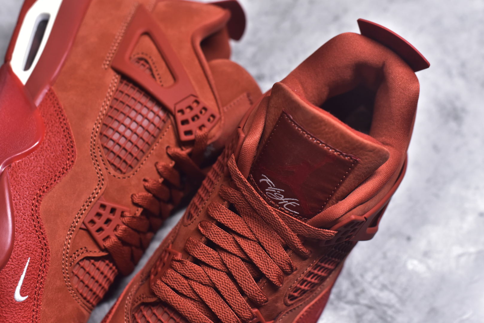 图片[9]-#Nigel Sylvester x Air Jordan AJ4 “Brick by Brick” 联名红砖 货号：HF4340-800 重点区分市面 唯一正确细节 后跟饰片中心位置有合模线 超弹硅胶材质 内层不织布补强 补强为硅胶提供更强耐久性 避免断裂 市场中端王者 亲自操刀耗时半年巨作 全套原纸板楦头开发 确保原汁原味 完美呈现四代版型 一比一鞋头弧度高度鞋身弧度 此版本只针对中端市场 皮料材质有所更替 其他数据细节工艺流程均保持一致 绝不口嗨 细节品控鞋型随意秒杀市面3XX 4XX 原厂TPU网格鞋带扣 正确内里网布 菱角分明不变形无多余毛边 柔软性质感一致于原鞋 市场唯一原厂鞋扣模具 背面可见隐藏注塑口 原厂织唛标 原厂飞人电绣工艺 尾指中部跳三针 独家绑鞋带手法 印刷中底布 四线拉帮 米色美纹纸贴合固定 进口港宝加持 后跟自然饱满 全鞋荧光划线卡点 追求极致完美 每一双都是工艺品 多重QC质检 超越公司货的品控标准 实实在在的免检产品 尺码：40 40.5 41 42 42.5 43 44 44.5 45 45.5 46 47.5 48.5-选品中心