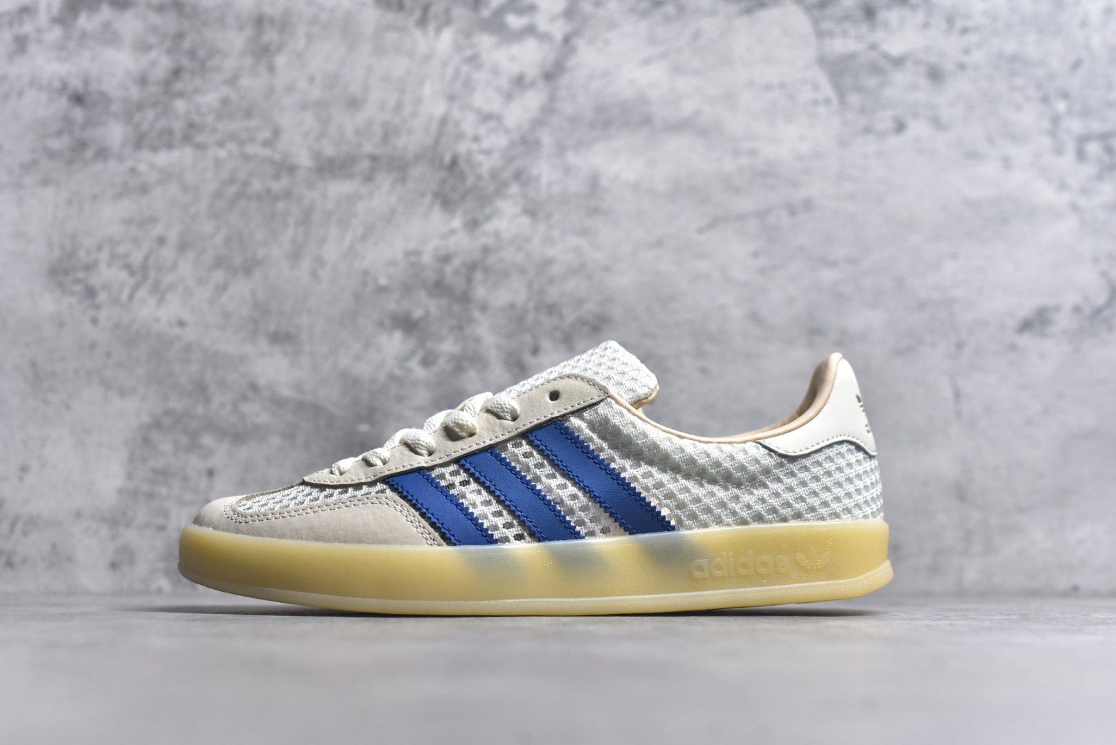 #AD Gazelle Indoor Trainers 羚羊内训系列低帮复古百搭休闲运动德训风板鞋 JH5419 90年代经典的复刻版！自60年代以足球训练鞋面世以来,Gazelle就以其经典设计席卷全球。1991年版本的复刻,再造经典Gazelle。采用皮革打造,搭配浊色细节,让这款经典更加简约。尺码：36 36⅔ 37⅓ 38 38⅔ 39⅓ 40 40⅔ 41⅓ 42 42⅔ 43⅓ 44⅓ 44⅔ 45-选品中心