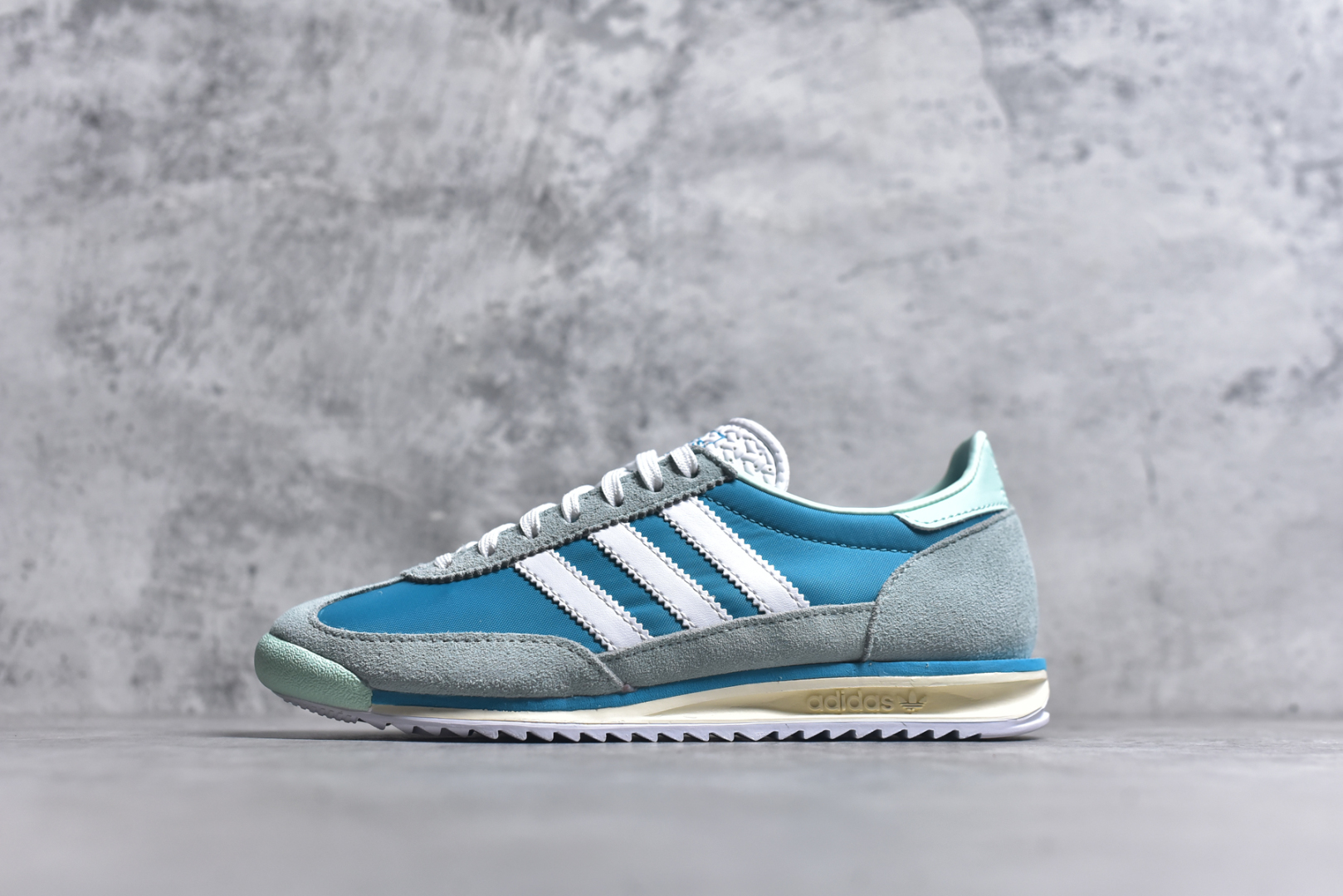 #AD Wmns SL72 OG 系列德训足球风百搭低帮休闲运动板鞋 JI0199 采用高弹EVA+MODEL+RB三层组合底 区别市面RB一体大底 三层组合鞋底重量与原鞋一致 Originals 将有「T 头鞋」造型的诞生于 1972 年的 SL72 鞋款复刻带回 各位买鞋又有新选择了 1972 年 SL72 问世后 引领了后来阿迪达斯的跑鞋发展方向 其中「SL」代表了 Super Light 彰显了产品轻便的特性 1972 年 SL72 问世后 引领了后来阿迪达斯的跑鞋发展方向 其中「SL」代表了 Super Light 彰显了产品轻便的特性 这次 Originals 延续其轻质经典的基因 带来男女两款 SL72 男生款带来 SL72 RS 鞋型 RS 意为 Reshaped（重塑）鞋款在保留了经典的外观基础上 在尼龙材质里增加了填充物 使鞋型更加挺立和饱满 鞋头则更加圆润 鞋底的 EVA 材质则增加了鞋款的高度 女生款则带来 SL72 OG W 鞋型 OG 顾名思义则是致敬经典款式 相较于 RS（Reshaped）鞋款 鞋身更加纤细 其整体鞋身轮廓、线条、细节、材质上尊崇 70 年代 SL72 的设计 还原经典味道 尺码：36 36⅔ 37⅓ 38 38⅔ 39⅓ 40 40⅔ 41⅓ 42 42⅔ 43⅓ 44 44⅔ 45-选品中心