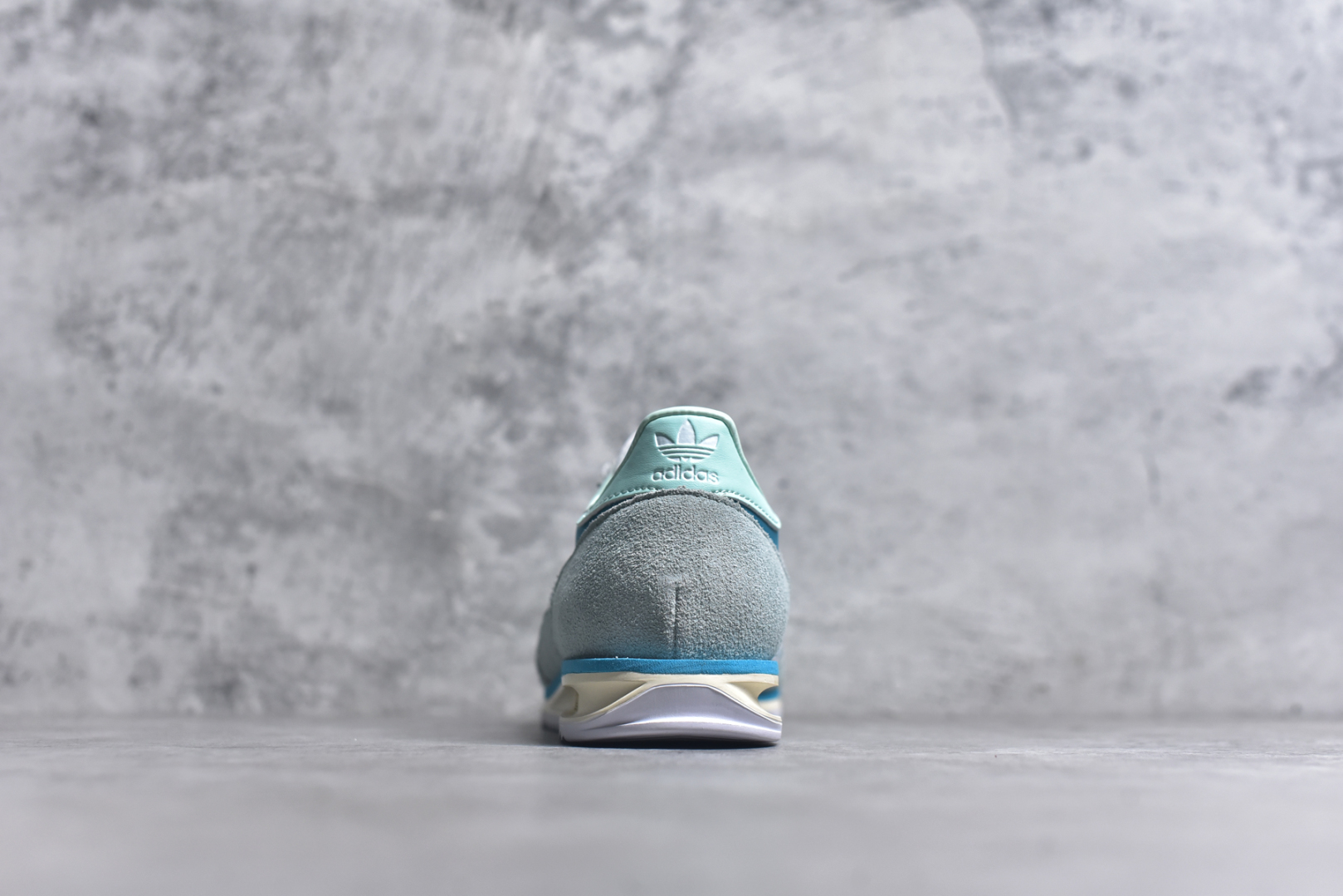 图片[5]-#AD Wmns SL72 OG 系列德训足球风百搭低帮休闲运动板鞋 JI0199 采用高弹EVA+MODEL+RB三层组合底 区别市面RB一体大底 三层组合鞋底重量与原鞋一致 Originals 将有「T 头鞋」造型的诞生于 1972 年的 SL72 鞋款复刻带回 各位买鞋又有新选择了 1972 年 SL72 问世后 引领了后来阿迪达斯的跑鞋发展方向 其中「SL」代表了 Super Light 彰显了产品轻便的特性 1972 年 SL72 问世后 引领了后来阿迪达斯的跑鞋发展方向 其中「SL」代表了 Super Light 彰显了产品轻便的特性 这次 Originals 延续其轻质经典的基因 带来男女两款 SL72 男生款带来 SL72 RS 鞋型 RS 意为 Reshaped（重塑）鞋款在保留了经典的外观基础上 在尼龙材质里增加了填充物 使鞋型更加挺立和饱满 鞋头则更加圆润 鞋底的 EVA 材质则增加了鞋款的高度 女生款则带来 SL72 OG W 鞋型 OG 顾名思义则是致敬经典款式 相较于 RS（Reshaped）鞋款 鞋身更加纤细 其整体鞋身轮廓、线条、细节、材质上尊崇 70 年代 SL72 的设计 还原经典味道 尺码：36 36⅔ 37⅓ 38 38⅔ 39⅓ 40 40⅔ 41⅓ 42 42⅔ 43⅓ 44 44⅔ 45-选品中心