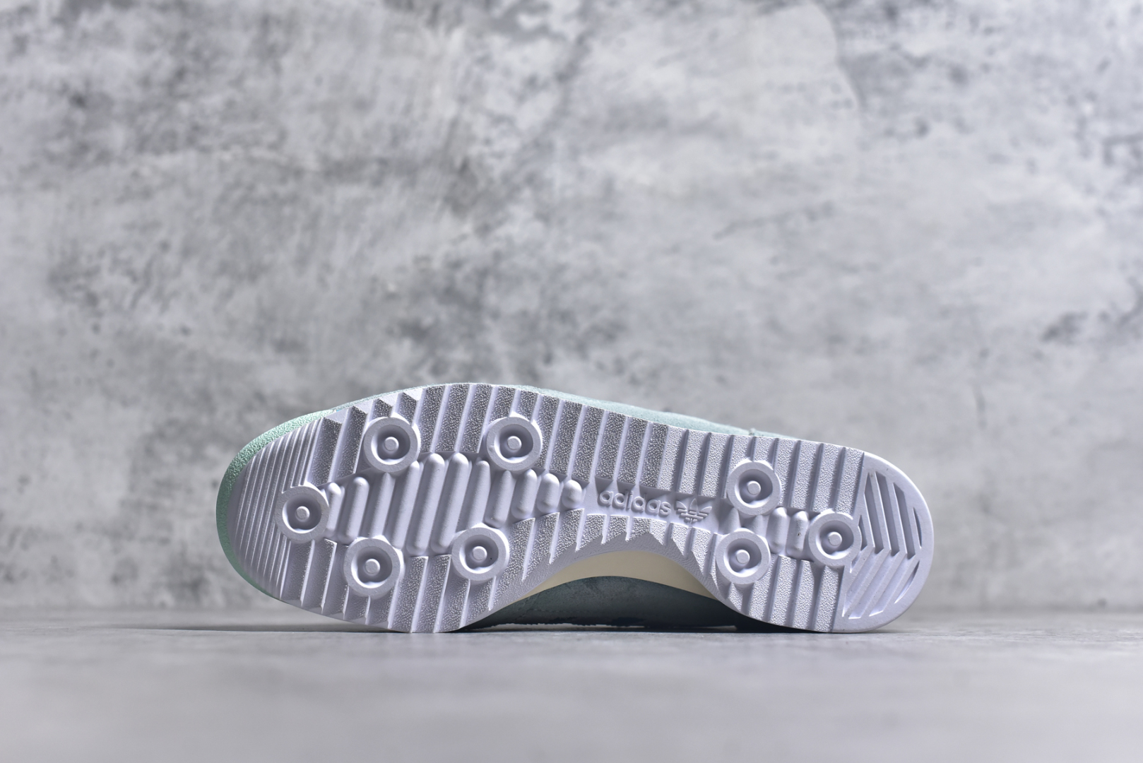 图片[6]-#AD Wmns SL72 OG 系列德训足球风百搭低帮休闲运动板鞋 JI0199 采用高弹EVA+MODEL+RB三层组合底 区别市面RB一体大底 三层组合鞋底重量与原鞋一致 Originals 将有「T 头鞋」造型的诞生于 1972 年的 SL72 鞋款复刻带回 各位买鞋又有新选择了 1972 年 SL72 问世后 引领了后来阿迪达斯的跑鞋发展方向 其中「SL」代表了 Super Light 彰显了产品轻便的特性 1972 年 SL72 问世后 引领了后来阿迪达斯的跑鞋发展方向 其中「SL」代表了 Super Light 彰显了产品轻便的特性 这次 Originals 延续其轻质经典的基因 带来男女两款 SL72 男生款带来 SL72 RS 鞋型 RS 意为 Reshaped（重塑）鞋款在保留了经典的外观基础上 在尼龙材质里增加了填充物 使鞋型更加挺立和饱满 鞋头则更加圆润 鞋底的 EVA 材质则增加了鞋款的高度 女生款则带来 SL72 OG W 鞋型 OG 顾名思义则是致敬经典款式 相较于 RS（Reshaped）鞋款 鞋身更加纤细 其整体鞋身轮廓、线条、细节、材质上尊崇 70 年代 SL72 的设计 还原经典味道 尺码：36 36⅔ 37⅓ 38 38⅔ 39⅓ 40 40⅔ 41⅓ 42 42⅔ 43⅓ 44 44⅔ 45-选品中心