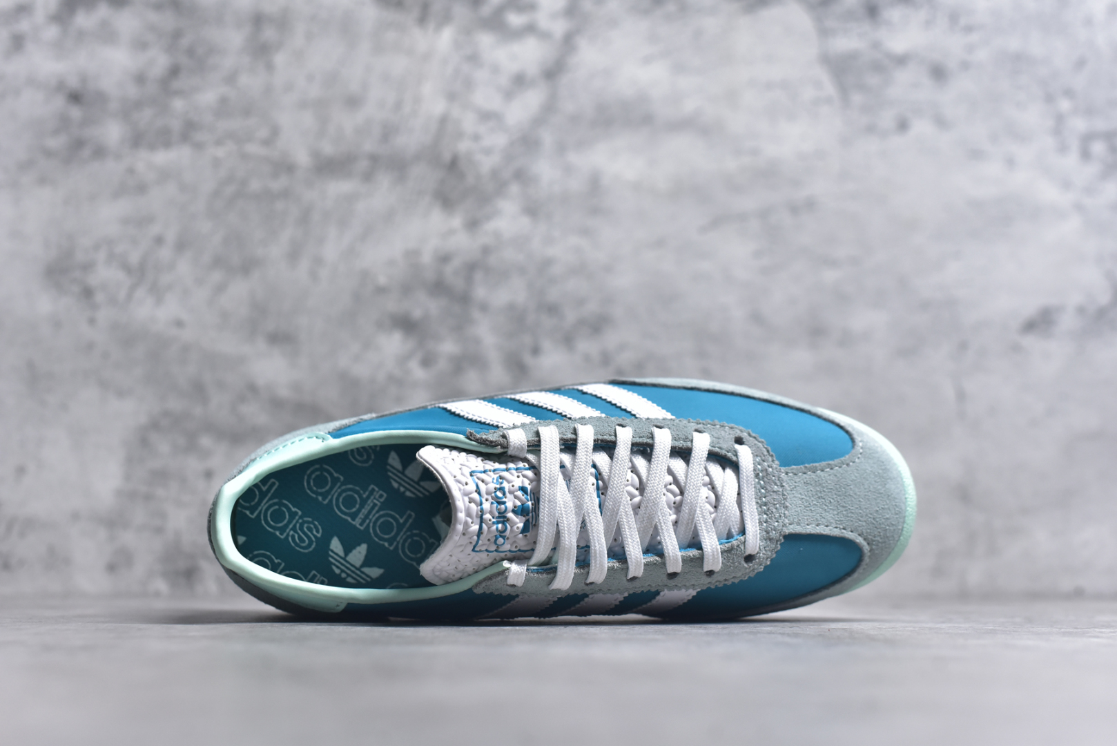 图片[4]-#AD Wmns SL72 OG 系列德训足球风百搭低帮休闲运动板鞋 JI0199 采用高弹EVA+MODEL+RB三层组合底 区别市面RB一体大底 三层组合鞋底重量与原鞋一致 Originals 将有「T 头鞋」造型的诞生于 1972 年的 SL72 鞋款复刻带回 各位买鞋又有新选择了 1972 年 SL72 问世后 引领了后来阿迪达斯的跑鞋发展方向 其中「SL」代表了 Super Light 彰显了产品轻便的特性 1972 年 SL72 问世后 引领了后来阿迪达斯的跑鞋发展方向 其中「SL」代表了 Super Light 彰显了产品轻便的特性 这次 Originals 延续其轻质经典的基因 带来男女两款 SL72 男生款带来 SL72 RS 鞋型 RS 意为 Reshaped（重塑）鞋款在保留了经典的外观基础上 在尼龙材质里增加了填充物 使鞋型更加挺立和饱满 鞋头则更加圆润 鞋底的 EVA 材质则增加了鞋款的高度 女生款则带来 SL72 OG W 鞋型 OG 顾名思义则是致敬经典款式 相较于 RS（Reshaped）鞋款 鞋身更加纤细 其整体鞋身轮廓、线条、细节、材质上尊崇 70 年代 SL72 的设计 还原经典味道 尺码：36 36⅔ 37⅓ 38 38⅔ 39⅓ 40 40⅔ 41⅓ 42 42⅔ 43⅓ 44 44⅔ 45-选品中心