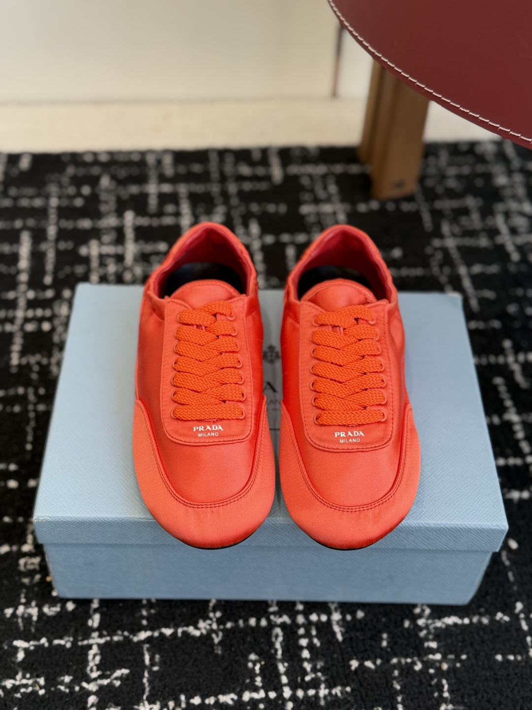 NO:682723,Purchasing-grade Prada 26ss spring and summer new style moral training shoes and casual shoes. Precision manufacturing, uniform stitching, original molded fabric texture at a glance, multi-color splicing, fashionable and elegant, soft, comfortable and breathable, decorated with PRADA letter logo on the outside. With fabric lining, silver logo cowhide foot pads, and P family's exclusive rubber outsole. The details are carefully crafted, making it a versatile item for travel!  The upper is made of original imported fabric, original molded silk, sheepskin lining, original customized rubber outsole, Size35-41 (40-41 customized, non-refundable), casual shoes/sports shoes, prada, prada, sneakers, cowhide, sheepskin, real silk19860909代购级 Prada 普拉达 26ss春夏新款 德训鞋 休闲鞋 精工制造,缝线均匀,原版开模布料质感一览无余,多色拼接,时尚大方,柔软舒适透气,外侧饰有PRADA字母徽标 搭配织物内里,烫银logo牛皮脚垫,搭配P家专属橡胶大底,细节精工细作,出行百搭佳品！ 鞋面采用原版进口布料开模 原版开模真丝 内里垫脚羊皮 鞋底原版定制橡胶大底 Size35-41（40 41订做不退换）,休闲鞋/运动鞋,prada,prada,sneakers,cowhide,sheepskin,real silk,Women's Shoes