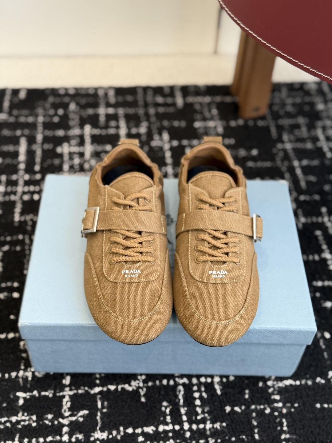 NO:682715,Purchasing-grade Prada 26ss spring and summer new style moral training shoes and casual shoes. Precision manufacturing, uniform stitching, original molded fabric texture at a glance, multi-color splicing, fashionable and elegant, soft, comfortable and breathable, decorated with PRADA letter logo on the outside. With fabric lining, silver logo cowhide foot pads, and P family's exclusive rubber outsole. The details are carefully crafted, making it a versatile item for travel!  The upper is made of original imported fabric, the inner lining is sheepskin, and the sole is original custom-made rubber outsole Size 35-41 (40 to 41 customized, non-returnable), casual shoes/sports shoes, prada, prada, sneakers, cowhide, sheepskin19860909代购级 Prada 普拉达 26ss春夏新款 德训鞋 休闲鞋 精工制造,缝线均匀,原版开模布料质感一览无余,多色拼接,时尚大方,柔软舒适透气,外侧饰有PRADA字母徽标 搭配织物内里,烫银logo牛皮脚垫,搭配P家专属橡胶大底,细节精工细作,出行百搭佳品！ 鞋面采用原版进口布料开模 内里垫脚羊皮 鞋底原版定制橡胶大底 Size35-41（40 41订做不退换）,休闲鞋/运动鞋,prada,prada,sneakers,cowhide,sheepskin,Women's Shoes