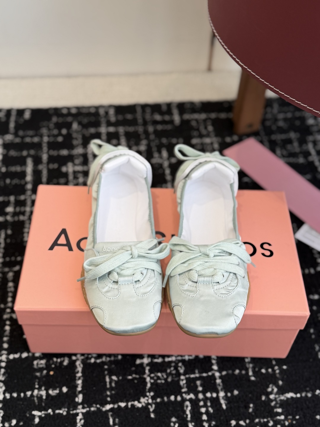 NO:682711,Purchasing-grade fabric, leather Acne Studios 26ss new spring and summer catwalk ballet shoes. It can be said that every pair is a shoe that can be treasured. This year's ballet shoes are really beautiful. The design and ballet shoes are instantly stunning!  The details are completely compared to the original ones. The original molded outsole is very comfortable. Size#35-40 (40 orders can not be returned or exchanged), ballet shoes, Acne Studios, Dior19860909代购级布料 皮面 Acne Studios 26ss 春夏季新款走秀款芭蕾鞋 可以说每一双都是可以珍藏的鞋子 今年这款芭蕾鞋真的是太美了 设计搭配芭蕾舞鞋瞬间仙儿到爆！ 细节完全对比原版做的相当精细 原版开模大底 舒适度拉满 Size#35-40(40订做不退换),芭蕾舞鞋,acne studios,dior,Women's Shoes