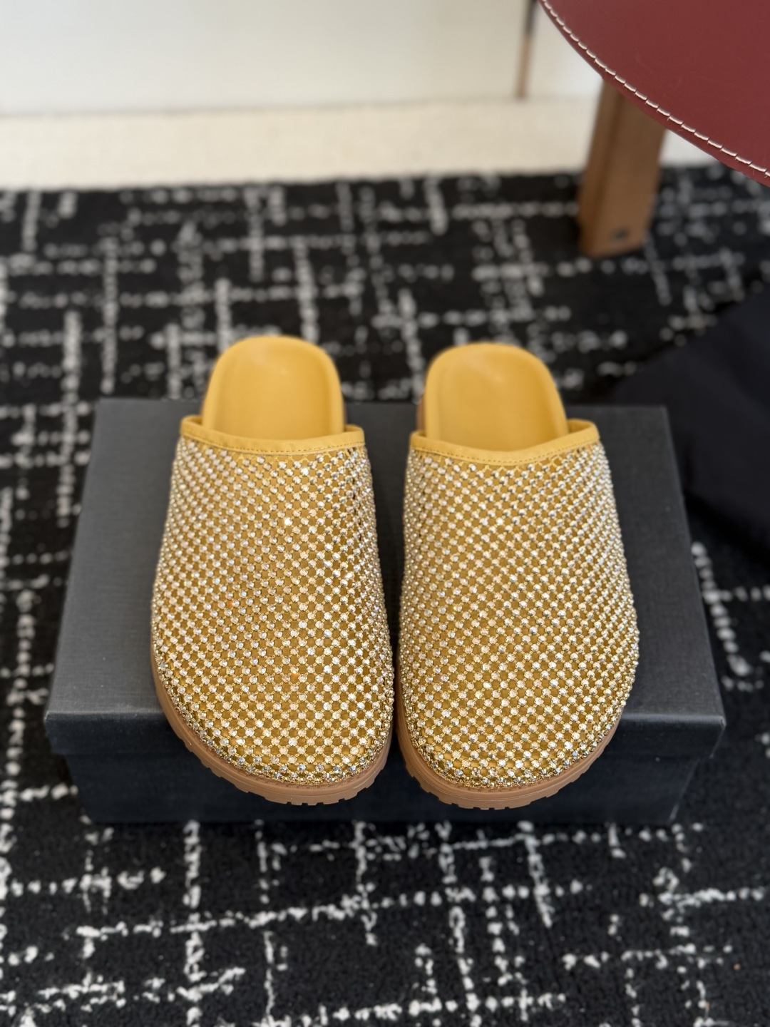 NO:682688,Purchasing agent Saintlauren*25ss autumn and winter rhinestone-faced Mule half-slipper casual shoes. The entire upper is covered with rhinestone decoration, and the rhinestone surface design is arranged in a grid, which has a strong luster. It is launched in two colors: gold and black. The gold model has the same color as the inner lining, and the black model has rhinestones on the surface and a black leather lining. The visual contrast is sharp.  It is a toe-toe Mule half-mug style with no heel design, making it easy to put on and take off with one foot. The shoe shape is a simple flat-bottomed toe-toe style with smooth lines, taking into account practicality and style. The YSL brand logo can be seen inside the shoe, and it uses leather lining and textured sole, continuing the light luxury and exquisite craftsmanship of Yves Saint Laurent, with both fashion and brand recognition. The upper is meshed with mesh, and the lining is sheepskin. The outsole is 2cm taller.  Size35-40 (40 size customization is non-refundable), half drag, saint laurent, saint laurent, saint laurent, slippers, sheepskin19860909代购级 Saintlauren*25ss秋冬钻面穆勒半拖鞋休闲鞋 鞋面通体覆盖水钻装饰,采用网格状排列的钻面设计,光泽感强；推出金色、黑色两款配色,金色款鞋身与内里同色,黑色款钻面搭配黑色皮质内里,视觉对比鲜明. 为包头穆勒拖半拖款式,无后跟设计,一脚蹬穿脱便捷；鞋型为简约的平底包头款,线条流畅,兼顾实用性与造型感.鞋内可见YSL品牌标识,采用皮革内里与质感鞋底,延续了圣罗兰轻奢精致的工艺水准,兼具时尚度与品牌辨识度. 鞋面网钻 内里羊皮 大底橡胶大底 增高2cm Size35-40（40码定制不退换）,半拖,saint laurent,saint laurent,saint laurent,slippers,sheepskin,Women's Shoes