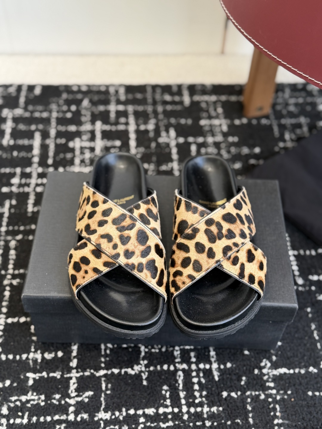 NO:682683,Purchasing agent grade Saintlauren* 26ss spring and summer cross sandals and half-slipper casual shoes are toe-toe mules and half-slips, with no heel design and easy to put on and take off with one foot. The shoes are simple flat-bottom toe-toe styles with smooth lines, taking into account both practicality and style. The YSL brand logo can be seen inside the shoes, which are made of leather lining and textured soles. They continue the light luxury and exquisite craftsmanship of Saint Laurent, and are both fashionable and brand recognizable.  Upper leopard print fabric, lining sheepskin, outsole rubber outsole, increased by 2cm, Size 35-40 (customized size 40 is not returnable), slippers, saint laurent, saint laurent, saint laurent, slippers, sheepskin19860909代购级 Saintlauren* 26ss 春夏 交叉 凉拖 半拖鞋休闲鞋 为包头穆勒拖半拖款式,无后跟设计,一脚蹬穿脱便捷；鞋型为简约的平底包头款,线条流畅,兼顾实用性与造型感.鞋内可见YSL品牌标识,采用皮革内里与质感鞋底,延续了圣罗兰轻奢精致的工艺水准,兼具时尚度与品牌辨识度. 鞋面豹纹面料 内里羊皮 大底橡胶大底 增高2cm Size35-40（40码定制不退换）,拖鞋,saint laurent,saint laurent,saint laurent,slippers,sheepskin,Women's Shoes