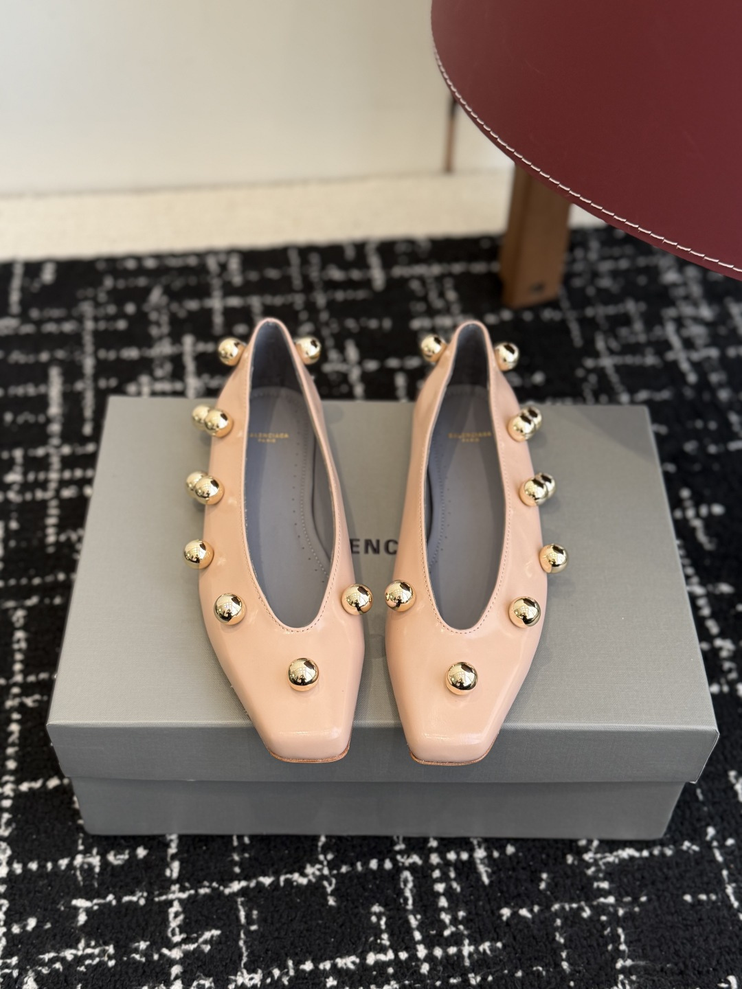 NO:682725,Purchasing agent Balenciaga's latest catwalk style metal rivet biker punk style ballet shoes beaded flat Mary Jane shoes. Glossy cow leather, embellished with metal rivets; rivet technology is a common decorative technique for the brand, used to enhance the power and recognition of the shape. Neutral, cool and strong, the contrast between cow leather and gold rivets gives the shoes both a modern and rebellious temperament; square-toe shoes have continued to resurgence in recent years, emphasizing fashion and individual expression.  Custom open-edge beaded cowhide for the upper, sheepskin lining for the feet, Italian genuine leather outsole, Size35-39 (34.40.41 custom-made, non-returnable), single shoes, balenciaga, balenciaga, mary jane, cowhide, sheepskin, Leather soles19860909代购级 Balenciaga 巴黎世家最新走秀款金属铆钉机车朋克风芭蕾舞鞋珠珠平底玛丽珍单鞋 亮面牛皮革,配以金属铆钉点缀；铆钉工艺为品牌常用的装饰手法,用于增强造型的力量感与辨识度. 中性、酷感、强势,牛皮革与金色铆钉的对比,使鞋款兼具摩登与叛逆气质；方头鞋型在近年持续回潮,强调时髦与个性表达. 鞋面定制开边珠牛皮 内里垫脚羊皮 鞋底意大利真皮大底 Size35-39（34.40.41定做不退换）,单鞋,balenciaga,balenciaga,mary jane,cowhide,sheepskin,Leather soles,Women's Shoes