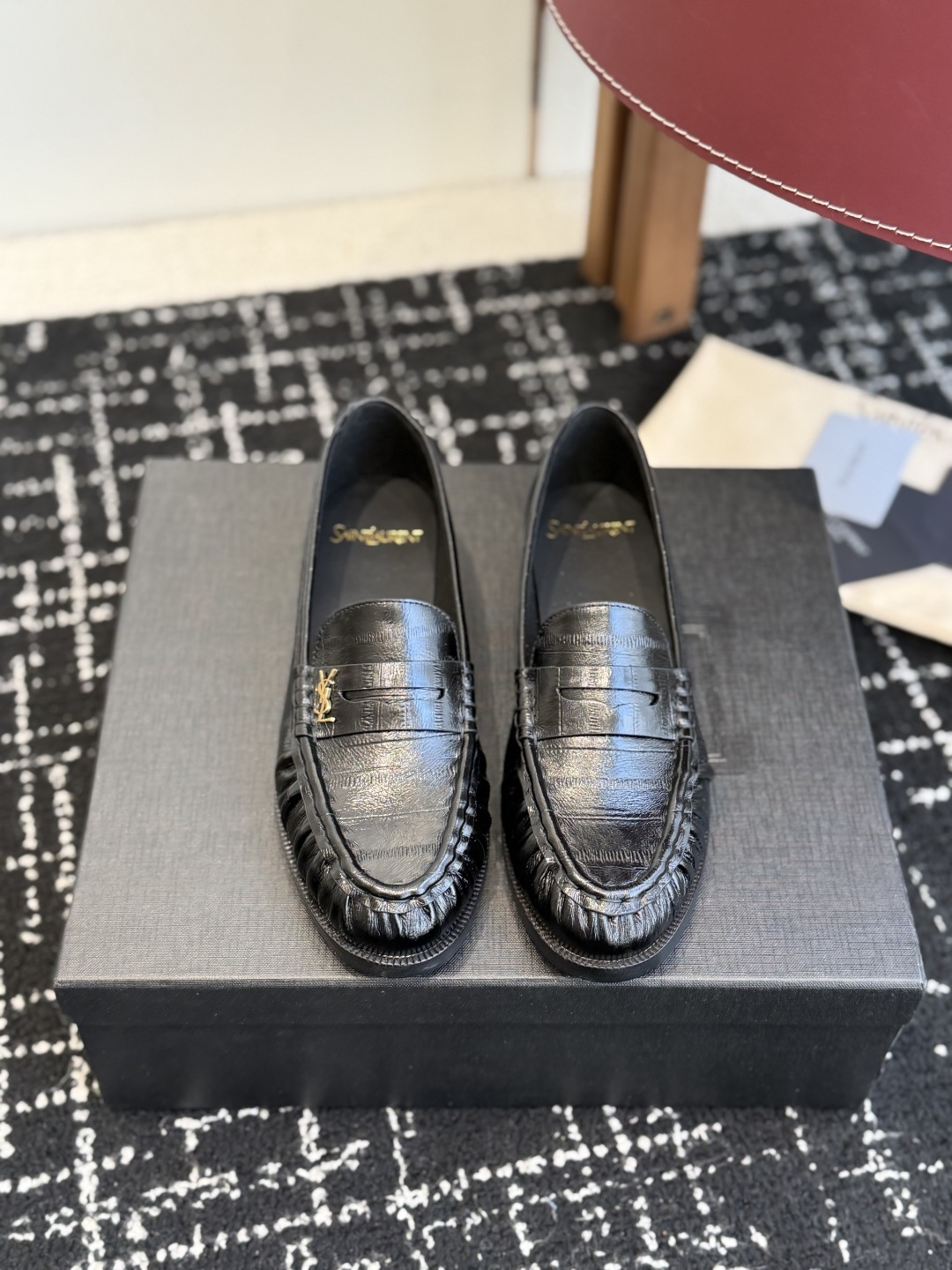 NO:682760,Purchasing-grade half-flop single shoes YSL Yves Saint Laurent (Yang Shulin) popular loafers made of calf leather half-flop loafers Each pair has different details. From eels to calfskin or calfskin, from metal buckles to heels, from flat models to high-heeled models, different styles are suitable for different dressing scenes. You can choose simple models for daily commuting, which are suitable for matching suits or dresses. You can choose high-heeled models for dating, which are elegant and feminine. When shopping, you can choose the flat-heeled model, which is fashionable and warm. It is comfortable on your feet and does not rub your feet. It instantly improves your temperament. I really love it! In the past two years, I have preferred loafers more. Loafers are also my favorite type of lazy shoes. You can go out with just one step. They are super convenient and comfortable. They are very versatile and worth recommending. Calf leather upper, sheepskin foot pads lining, Italian genuine leather outsole, heel height 2CM Size 35-41 (40 41 custom-made, non-refundable), half slippers, saint laurent, saint laurent,loafers,skirts,business suit,cowhide,sheepskin,leather soles19860909代购级半拖 单鞋 YSL Yves Saint Laurent (杨树林）大爆款樂福鞋小牛皮制造 半拖 乐福鞋 每一双都有不同的细节.从鳗鱼到胎牛猄面或者小牛皮,从金属扣到跟底,从平底款到高跟款,不同的款式适配不同的穿搭场景.日常通勤可以选择简约款,搭配西装或连衣裙都很合适.约会可以选择高跟款,优雅又有女人味. 逛街可以选择平跟款,时尚又保暖.上脚舒适不磨脚,气质瞬间提升,真的太爱了！ 近两年偏爱乐福鞋多点乐福鞋也是近两年比较喜欢的懒人鞋型基本脚一蹬就可以出门、超方便,舒适度棒棒滴,非常百搭,值得推荐 鞋面小牛皮面 内里羊皮垫脚、鞋底意大利真皮大底,跟高2CM Size35-41（40 41订做不退换）,半拖单鞋,saint laurent,saint laurent,loafers,skirts,business suit,cowhide,sheepskin,Leather soles,Women's Shoes