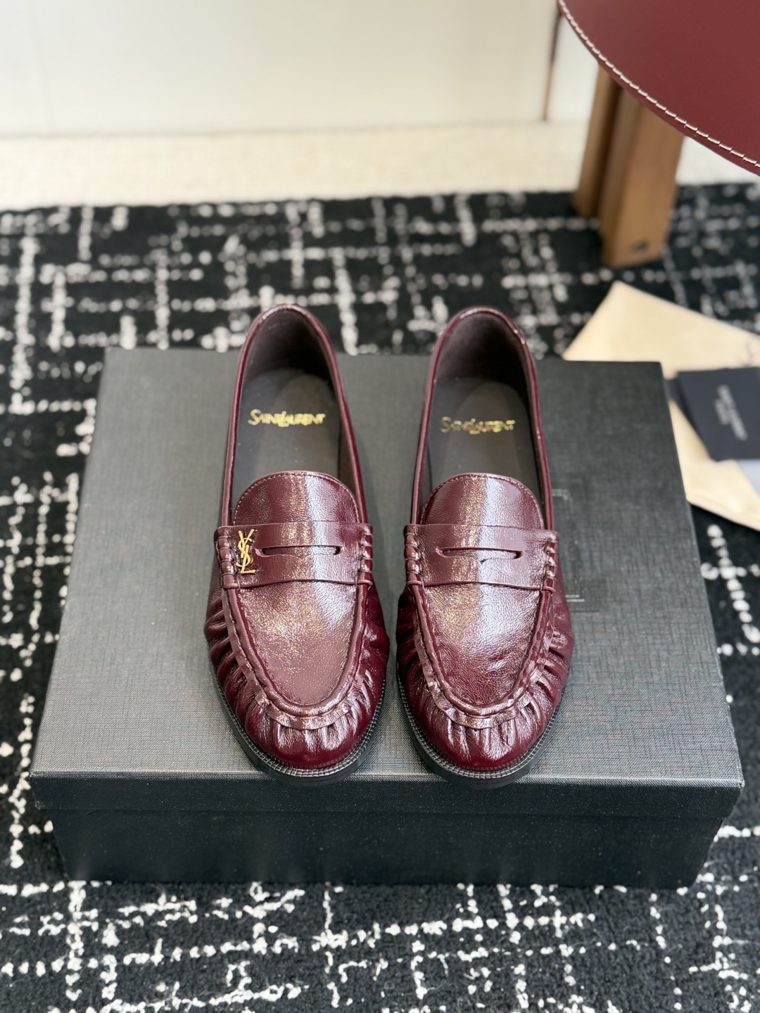 NO:691992,Purchasing-grade half-flop single shoes YSL Yves Saint Laurent (Yang Shulin) popular loafers made of calf leather half-flop loafers Each pair has different details. From eels to calfskin or calfskin, from metal buckles to heels, from flat models to high-heeled models, different styles are suitable for different dressing scenes. You can choose simple models for daily commuting, which are suitable for matching suits or dresses. You can choose high-heeled models for dating, which are elegant and feminine. When shopping, you can choose the flat-heeled model, which is fashionable and warm. It is comfortable on your feet and does not rub your feet. It instantly improves your temperament. I really love it! I prefer loafers more in the past two years. Loafers are also my favorite type of lazy shoes. You can go out with just one step. They are super convenient and comfortable. They are very versatile and worth recommending. Calfskin upper, sheepskin foot pads lining, Italian genuine leather outsole, heel height 2CM Size 35-41 (40 41 customized, non-returnable), half-slip loafers, saint laurent, saint laurent,loafers,skirts,business suit,cowhide,sheepskin,Leather soles19860909代购级半拖 单鞋 YSL Yves Saint Laurent (杨树林）大爆款樂福鞋小牛皮制造 半拖 乐福鞋 每一双都有不同的细节.从鳗鱼到胎牛猄面或者小牛皮,从金属扣到跟底,从平底款到高跟款,不同的款式适配不同的穿搭场景.日常通勤可以选择简约款,搭配西装或连衣裙都很合适.约会可以选择高跟款,优雅又有女人味. 逛街可以选择平跟款,时尚又保暖.上脚舒适不磨脚,气质瞬间提升,真的太爱了！ 近两年偏爱乐福鞋多点乐福鞋也是近两年比较喜欢的懒人鞋型基本脚一蹬就可以出门、超方便,舒适度棒棒滴,非常百搭,值得推荐 鞋面小牛皮面 内里羊皮垫脚、鞋底意大利真皮大底,跟高2CM Size35-41（40 41订做不退换）,乐福鞋半拖,saint laurent,saint laurent,loafers,skirts,business suit,cowhide,sheepskin,Leather soles,Women's Shoes