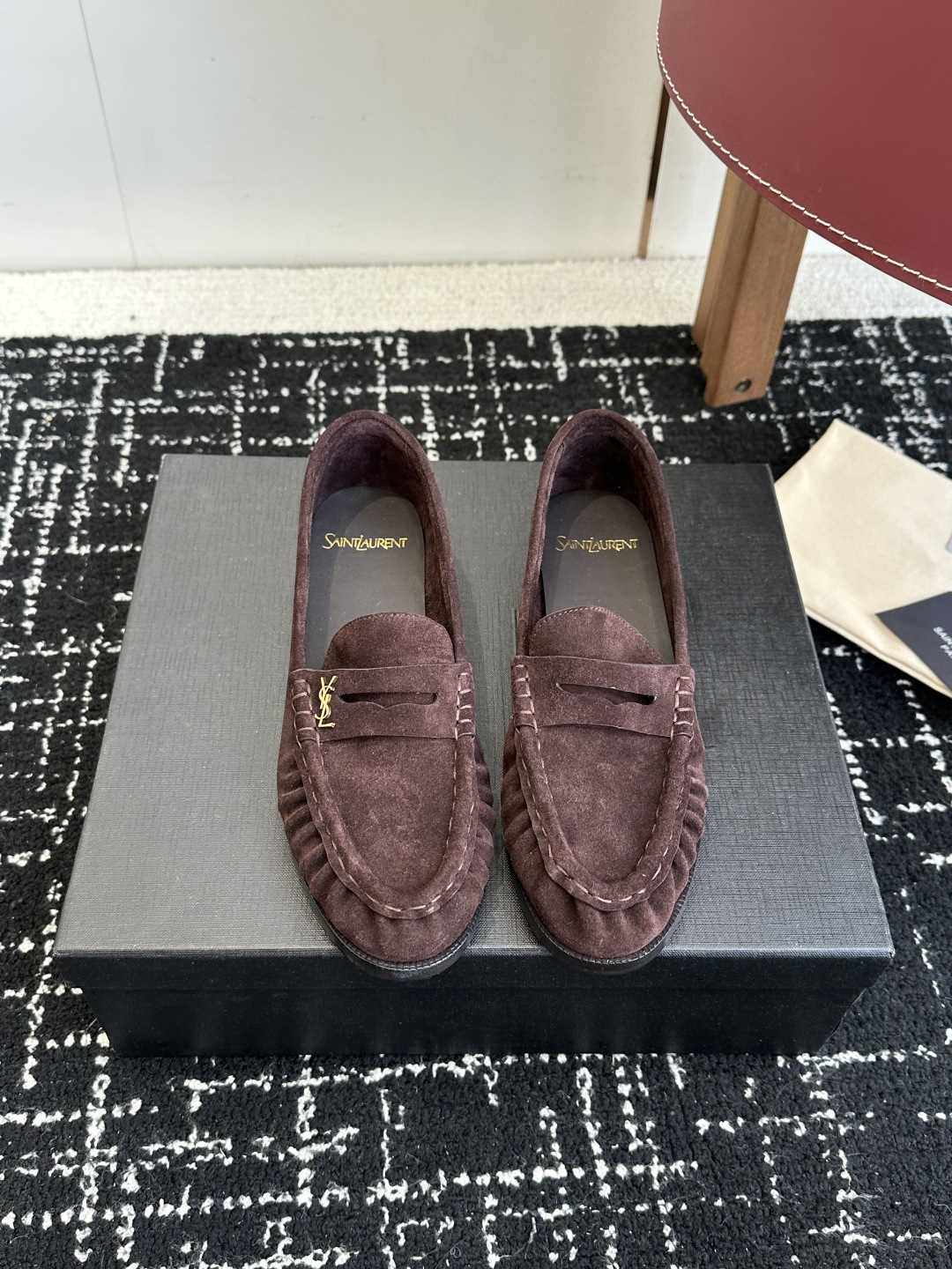 NO:691997,Purchasing-grade half-flop single shoes YSL Yves Saint Laurent (Yang Shulin) popular loafers made of calf leather half-flop loafers Each pair has different details. From eels to calfskin or calfskin, from metal buckles to heels, from flat models to high-heeled models, different styles are suitable for different dressing scenes. You can choose simple models for daily commuting, which are suitable for matching suits or dresses. You can choose high-heeled models for dating, which are elegant and feminine. When shopping, you can choose the flat-heeled model, which is fashionable and warm. It is comfortable on your feet and does not rub your feet. It instantly improves your temperament. I really love it! In the past two years, I have preferred loafers more. Loafers are also my favorite type of lazy shoes. You can go out with just one step. They are super convenient and comfortable. They are very versatile and worth recommending. The uppers are imported sheepskin, the lining is sheepskin foot pads, the soles are Italian leather outsole, and the heel height is 2CM. Size35-41 (40 and 41 are custom-made and cannot be returned or exchanged). Half-slip loafers, saint laurent, saint laurent,loafers,skirts,business suit,cowhide,sheepskin,sheep,leather soles19860909代购级半拖 单鞋 YSL Yves Saint Laurent (杨树林）大爆款樂福鞋小牛皮制造 半拖 乐福鞋 每一双都有不同的细节.从鳗鱼到胎牛猄面或者小牛皮,从金属扣到跟底,从平底款到高跟款,不同的款式适配不同的穿搭场景.日常通勤可以选择简约款,搭配西装或连衣裙都很合适.约会可以选择高跟款,优雅又有女人味. 逛街可以选择平跟款,时尚又保暖.上脚舒适不磨脚,气质瞬间提升,真的太爱了！ 近两年偏爱乐福鞋多点乐福鞋也是近两年比较喜欢的懒人鞋型基本脚一蹬就可以出门、超方便,舒适度棒棒滴,非常百搭,值得推荐 鞋面进口羊京 内里羊皮垫脚、鞋底意大利真皮大底,跟高2CM Size35-41（40 41订做不退换）,乐福鞋半拖,saint laurent,saint laurent,loafers,skirts,business suit,cowhide,sheepskin,sheep,Leather soles,Women's Shoes