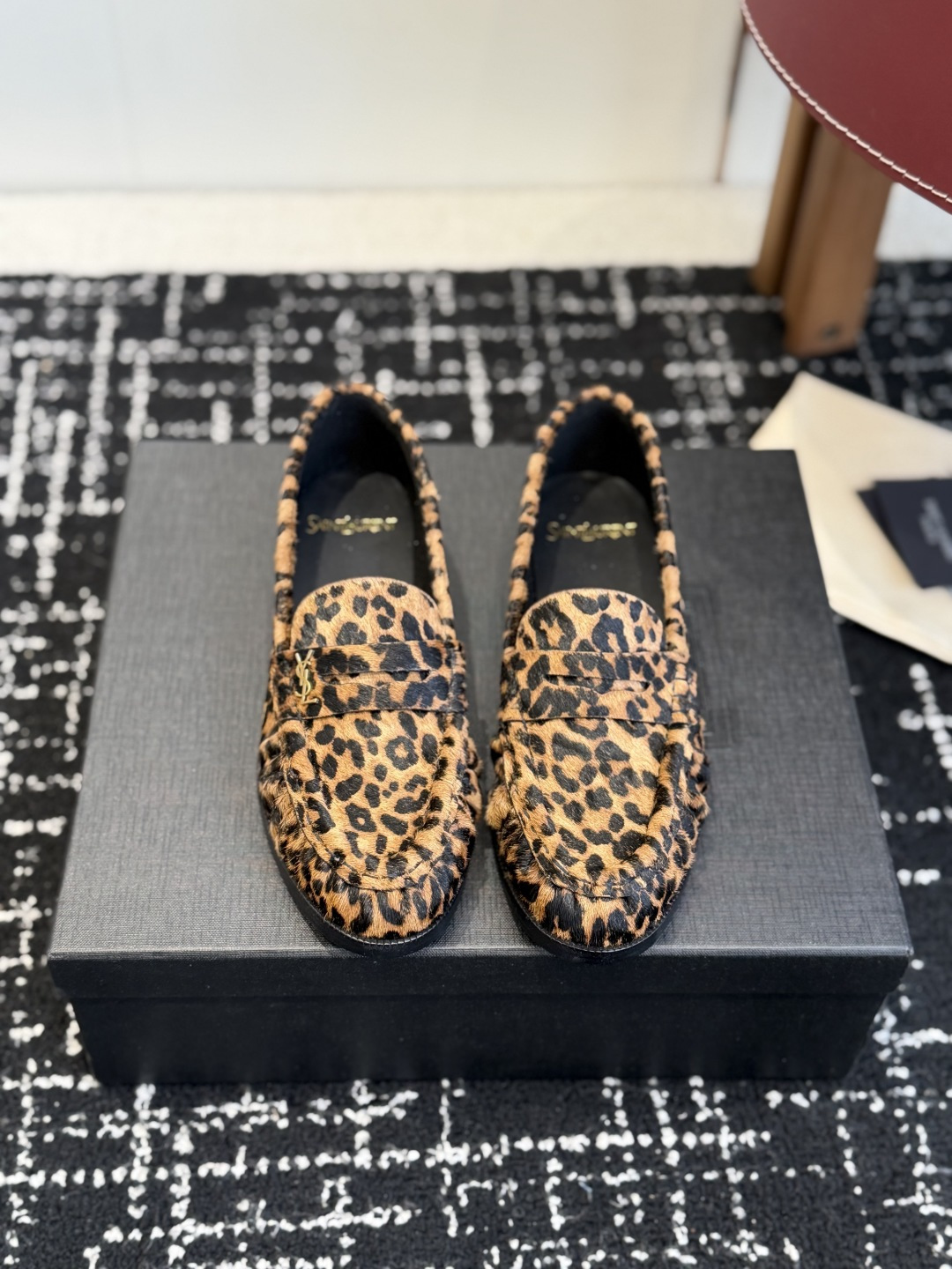 NO:692003,Purchasing-grade half-flop single shoes YSL Yves Saint Laurent (Yang Shulin) popular loafers made of calf leather half-flop loafers Each pair has different details. From eels to calfskin or calfskin, from metal buckles to heels, from flat models to high-heeled models, different styles are suitable for different dressing scenes. You can choose simple models for daily commuting, which are suitable for matching suits or dresses. You can choose high-heeled models for dating, which are elegant and feminine. When shopping, you can choose the flat-heeled model, which is fashionable and warm. It is comfortable on your feet and does not rub your feet. It instantly improves your temperament. I really love it! In the past two years, I have preferred loafers more. Loafers are also my favorite type of lazy shoes. You can basically go out with just one step. They are super convenient and comfortable. They are very versatile and worth recommending. The uppers are imported leopard print mink, the lining is sheepskin foot pads, the soles are Italian leather outsole, and the heel height is 2CM. Size35-41 (40 and 41 are custom-made and cannot be returned or exchanged). Half-flop loafers, saint laurent, saint laurent,loafers,skirts,business suit,cowhide,sheepskin,Leather soles19860909代购级半拖 单鞋 YSL Yves Saint Laurent (杨树林）大爆款樂福鞋小牛皮制造 半拖 乐福鞋 每一双都有不同的细节.从鳗鱼到胎牛猄面或者小牛皮,从金属扣到跟底,从平底款到高跟款,不同的款式适配不同的穿搭场景.日常通勤可以选择简约款,搭配西装或连衣裙都很合适.约会可以选择高跟款,优雅又有女人味. 逛街可以选择平跟款,时尚又保暖.上脚舒适不磨脚,气质瞬间提升,真的太爱了！ 近两年偏爱乐福鞋多点乐福鞋也是近两年比较喜欢的懒人鞋型基本脚一蹬就可以出门、超方便,舒适度棒棒滴,非常百搭,值得推荐 鞋面进口豹纹貂毛 内里羊皮垫脚、鞋底意大利真皮大底,跟高2CM Size35-41（40 41订做不退换）,乐福鞋半拖,saint laurent,saint laurent,loafers,skirts,business suit,cowhide,sheepskin,Leather soles,Women's Shoes