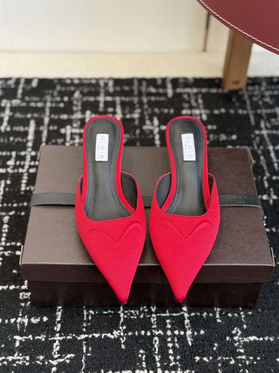 NO:692006,Purchasing agent level Alaia 26ss early spring new style. Pointed toe, stiletto heel and half slippers that will make your heart beat when you put them on. Transparent design shows long legs. Alaia love high heels. The loving design will simply capture the girlish heart of every woman. The material is tall and thin. When you put it on, you will feel like a princess on the run. Especially easy to wear and look good!  My favorite high-heeled shoes of the year. Material: Patent leather. Sheepskin lining. Italian genuine leather outsole. Heel height 5cm. Size 35-41 (40-41 customization is non-refundable). Half-slip high heels, alaia, high heels, slippers, sheepskin, Leather soles.19860909代购级 Alaia 26ss早春新款 穿上就会心动的尖头 细跟 半拖鞋 透明设计超显腿长 alaia爱心高跟鞋 爱心的设计简直就是会俘获每个女人的少女心 材质显高显细 穿上就觉得自己是在逃公主 特别好穿好好看！年度最爱的高跟鞋 材质漆皮 内里羊皮 意大利真皮大底 跟高5cm Size35-41（40 41定制不退换）,半拖高跟鞋,alaia,high heels,slippers,sheepskin,Leather soles,Women's Shoes