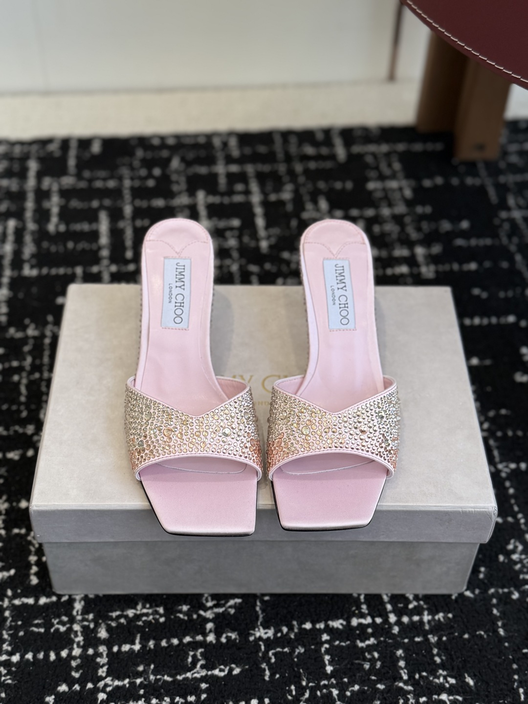 NO:691999,Purchasing agent grade crystal diamond slippers Jimmy Choo 26 spring and summer series Stunning reunion Elegant encounter Beauty of collision Recommended by fashionable foreign bloggers for street photos of the same style Bold and unique style Vamp with diamond surface Fashionable atmosphere Elegant and beautiful Eye-catching and personalized square toe Changing styles Follow the camera, Italian leather outsole Heel height 6.5cm Size #34-42 (34 40 41  42 orders),high heels slippers,jimmy choo,high heels,slippers,Leather soles19860909代购级 水晶钻 拖鞋Jimmy Choo 周仰杰26 春夏系列 重逢惊艳 优雅邂逅 碰撞之美 时尚国外博主同款街拍推荐 造型大胆别致 鞋面 搭配钻面 时髦大气 优雅靓丽 吸睛个性方头 风格千变 镜头相随,意大利真皮大底  跟高6.5cm Size#34-42（34 40 41 42订）,高跟鞋拖鞋,jimmy choo,high heels,slippers,Leather soles,Women's Shoes