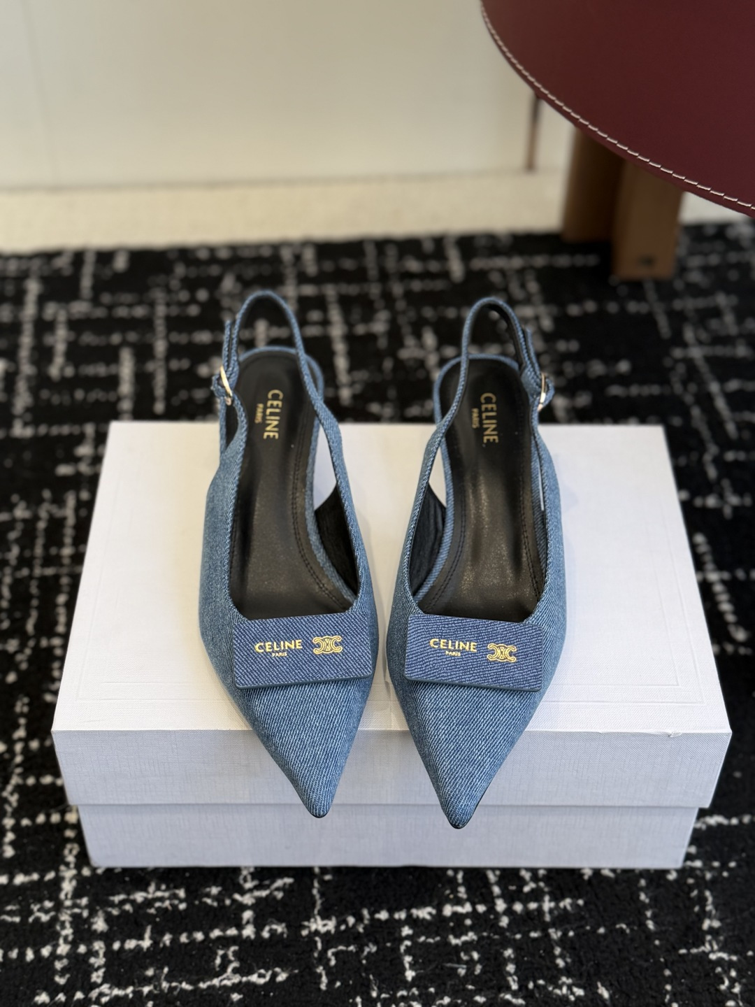 NO:691982,Purchasing agent CELINE Celine 26SS new Arc de Triomphe pointed toe kitten heel stiletto sandals sexy temperament pointed toe clean and neat sandals super slim legs, whether worn alone or paired with wide-leg pants, high street and retro Let's be a CELINE girl together Imported denim uppers Imported sheepskin Lining sheepskin lining Outsole original leather outsole Size #35-40 (40 customized, non-refundable), high-heeled sandals, celine, sandals, high  heels,sheepskin,leather soles19860909代购级 CELINE 思琳 26SS新款凯旋门尖头 小猫跟 细跟凉鞋 性感气质尖头 凉鞋干净利落 超显腿细,无论是单穿还是搭配阔腿裤,高街又复古 一起来做CELINE女孩 鞋面进口牛仔布 进口羊皮 内里羊皮内里 大底原版真皮大底 Size#35-40（40 订做不退换）,高跟鞋凉鞋,celine,sandals,high heels,sheepskin,Leather soles,Women's Shoes