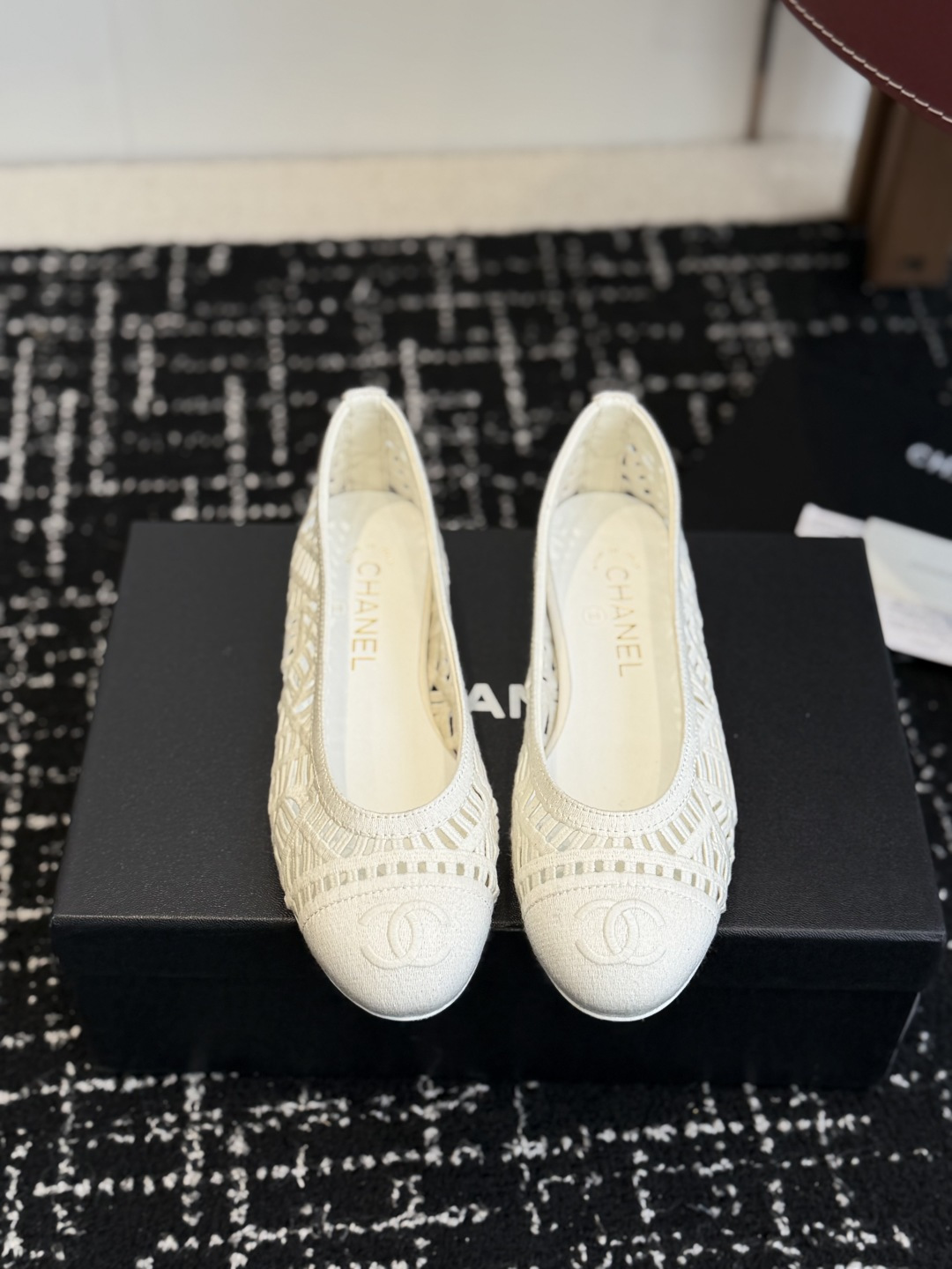 NO:692025,Purchasing agent CHANEL Xiaoxiang 26ss spring and summer toe with electric embroidery embellishment, ballet shoes, like a necklace around the neck of a goddess, the upper foot wrap is very good, the upper heel is slim, really super exquisite!  The retro Mary Jane is so right. I personally like the classic combination the best. It has the feeling of a retro fragrance from the 80s. The style is novel and fashionable, and the craftsmanship is perfectly presented. The mixed sheepskin design is so beautiful that you won’t recognize your relatives. It makes you look slim and white. I think all girls should have a pair. The most important thing is that the color is bright enough. It is not enough to describe her as if she is walking on the ground. It is a shoe that makes you unable to put it down!  The beautiful Xiaoxiang Mary Jane ballet shoes are worn by my favorite celebrities and celebrities, which makes me like this shoe even more. It makes me feel like a girl when I put it on. It can be matched with various styles. There are very few white Mary Janes. Only in Xiaoxiang can they look particularly high-profile. The simple solid color does not have complicated designs. In spring, paired with small pants or gauze skirts, it can bring out a different kind of high-end!  The fabric is made from original molded weaving and has a very high-end feel. The lining is made of sheepskin, which is soft and delicate, super comfortable and high-end luxury!  Size#35-41 (40 41 custom-made, non-returnable), ballet shoes, chanel, mary jane, skirts, necklace, sheepskin19860909代购级 CHANEL小香 26ss 春夏鞋头 电绣点缀,芭蕾舞鞋 宛如女神脖子上的项链,上脚包裹性非常好,上脚跟显瘦,真的是超级精致！ 复古的玛丽珍太对味了,个人最喜欢好经典的搭配,颇有80年代复古小香风的感觉,款式新颖时尚,工艺完美呈现,混种羊皮设计,美到六亲不认,很显瘦显白,我觉得 女孩儿们都要拥有一双,最重要的是颜色足够亮眼,健步如飞已不足以形容她如履平地,让爱不释手的鞋款！ 好看的小香玛丽珍芭蕾单鞋,喜欢的明星和红人都在穿,让我更加喜欢这款鞋少女心爆棚,穿上就仙,可以搭配各种风格白色玛丽珍几乎很少,只有在小香这里才能显得格外高调,简约 的纯色没有复杂设计,春天配小脚裤,纱裙都能衬托出别样的高级！ 面料原版开模编织 非常高级感 内里垫脚羊皮,柔软细腻,超级舒适亲夫,高端奢华！ Size#35-41（40 41定做不退换）,芭蕾舞鞋,chanel,mary jane,skirts,necklace,sheepskin,Women's Shoes