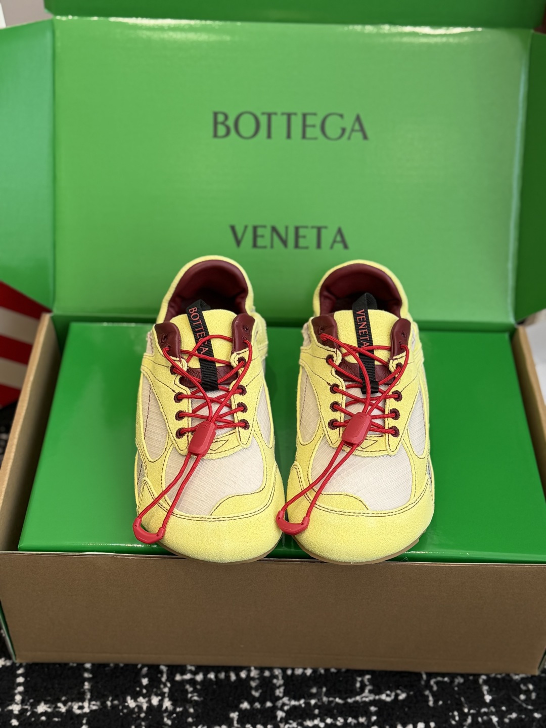 NO:693515,Purchasing agent Bottega Veneta BV Bottega Veneta 26ss spring and summer new couple Forrest Gump shoes Dexun sneakers Sneaker technology nylon and suede, inspired by retro sneakers, a new interpretation of classic sneakers, a light, comfortable and breathable summer must-have item. The soles are made of classic imported suede, full of texture!   Size female 35-40 (40 is custom-made and non-returnable) Male 39-45 (45 is custom-made and non-refundable), casual shoes/sports shoes,bottega veneta,bottega veneta,bottega veneta,sneakers,chamois leather19860909代购级 Bottega Veneta BV葆蝶家 26ss 春夏新款 情侣款 阿甘鞋 德训运动鞋 Sneaker科技尼龙和绒面打造,灵感来自复古球鞋,全新演绎经典运动鞋,轻便、舒适、透气的夏季必备单品 鞋底采用经典的进口麂皮 满满的质感呈现！  Size女35-40（40订做不退换） 男39-45（45订做不退换）,休闲鞋/运动鞋,bottega veneta,bottega veneta,bottega veneta,sneakers,chamois leather,Women's Shoes