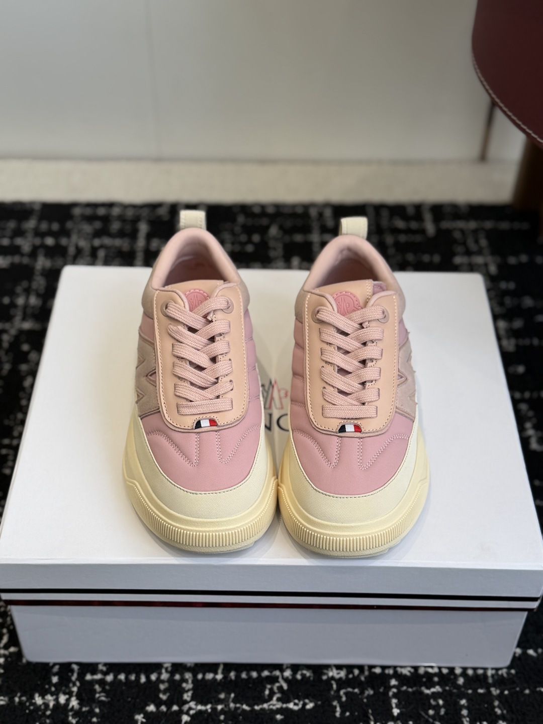 NO:693518,Purchasing-grade Moncler Altive 26ss new leather casual sneakers. This effortless blend of comfortable design and protection, with cow split leather upper, EVA midsole for added flexibility, and Vibram MEGAGRIP composite bottom to give the shoes grip and durability. OrthoLite insoles are easy to clean, enhance the permeability of the shoes, and provide comfortable cushioning effect. Size35-40 (40 orders are not returned or exchanged), casual shoes/sports shoes, sneakers19860909代购级 Moncler Altive 26ss 新款 皮革休闲运动鞋 这款轻松融合舒适设计与保护性,搭配牛剖层革鞋面,EVA中底倍添灵活性,Vibram MEGAGRIP复合底面赋予鞋履抓地力和耐久性. OrthoLite鞋垫易于清洗,同时可增强鞋履的通透性,并提供舒适的缓冲效果 Size35-40（40订做不退换）,休闲鞋/运动鞋,sneakers,Women's Shoes
