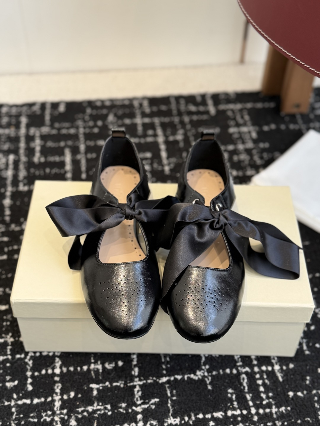 NO:693511,Purchasing agent UNFOLIO 26 spring and summer new products simple flat bottom round toe bow Mary Jane small leather shoes single shoes retro collision texture leather delicate oil wax leather hand stitching outlines exquisite details slip-on design suitable for all exquisite moments in a hurry. Whether it is smart with a suit or retro with a skirt, you will know what 'lazy high-end' means when you put on your feet, allowing you to wear an effortless fashionable tone in your daily life.  Upper imported calfskin patent leather, imported butter leather, inner foot pad imported sheepskin, original molded rubber outsole Size35-40 (40 and 41 are non-returnable), single shoes, mary jane, skirts, business suit, cowhide, sheepskin19860909代购级 UNFOLIO 26春夏新品简易平底圆头 蝴蝶结 玛丽珍小皮鞋 单鞋 复古撞上质感皮革 细腻油蜡皮手工缝线勾勒出精致细节 一脚蹬设计适配所有赶时间的精致时刻 不管是配西装的干练 还是搭裙装的复古 上脚就懂什么叫“慵懒高级感” 让你在日常里穿出不费力的时髦腔调 鞋面进口小牛皮漆皮 进口牛油皮 内里垫脚进口羊皮 原版开模橡胶大底 Size35-40（40 41定不退换）,单鞋,mary jane,skirts,business suit,cowhide,sheepskin,Women's Shoes