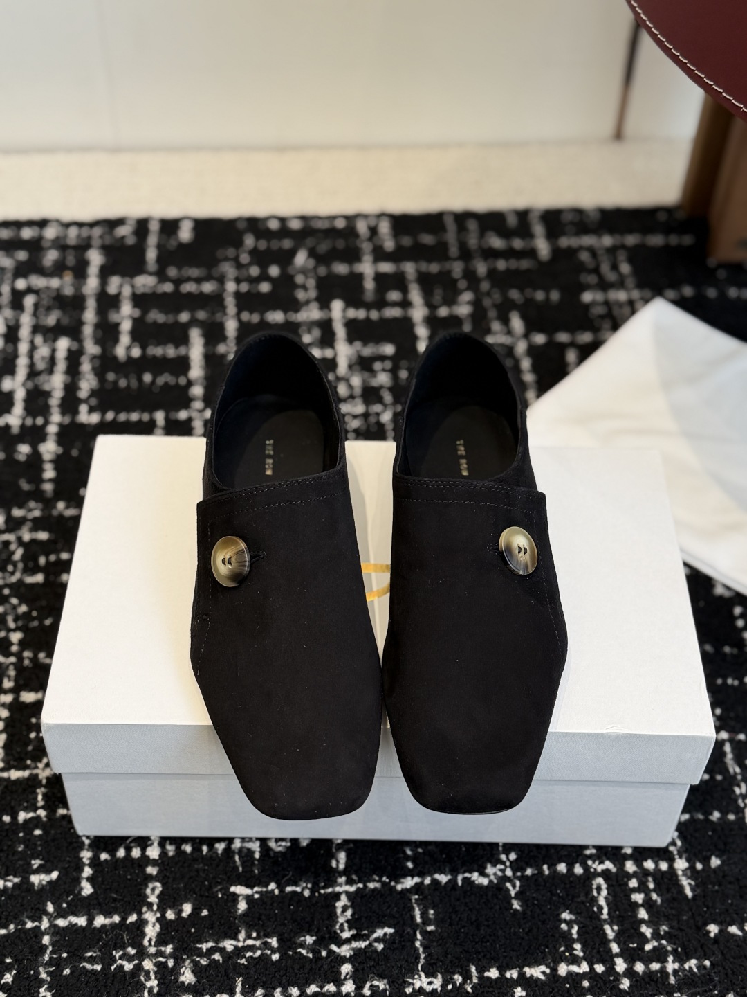 NO:693510,Dongguan purchasing agent The Ro*26ss early spring new square toe metal buckle mules casual shoes adopt a square toe silhouette with clean lines and no unnecessary decoration. Only metal round buckles are embellished on the sides of the shoes as details, which is in line with THE ROW's iconic 'quiet luxury' aesthetics. The slip-on mules are easy to put on and take off, and are both lazy and casual with a sense of luxury.  Flat design with rubber sole, non-slip and wear-resistant, suitable for daily commuting and long walking. The shoe shape is loose and does not squeeze the feet, and the square toe design allows enough room for the toes to move, adapting to a variety of foot types. The upper is imported fetal cow wool, the lining is imported full-grain mixed sheepskin outsole, genuine leather outsole, 2cm higher, Size 35-40 (40 size customization is not returnable), single shoes, sheepskin, Leather soles19860909东莞代购级 The Ro*26ss早春新款方头金属扣穆勒鞋休闲鞋 采用方头廓形,线条干净利落,无多余装饰,仅在鞋侧点缀金属圆扣作为细节,契合THE ROW标志性的“静奢”美学.一脚蹬的穆勒鞋型,穿脱便捷,兼具慵懒随性与高级感. 平底设计搭配橡胶鞋底,防滑耐磨,适合日常通勤长时间行走.鞋型宽松不挤脚,方头设计给脚趾足够活动空间,适配多种脚型. 鞋面进口胎牛绒 内里进口全粒面混种羊皮大底真皮大底 增高2cm Size35-40码（40码定制不退换）,单鞋,sheepskin,Leather soles,Women's Shoes