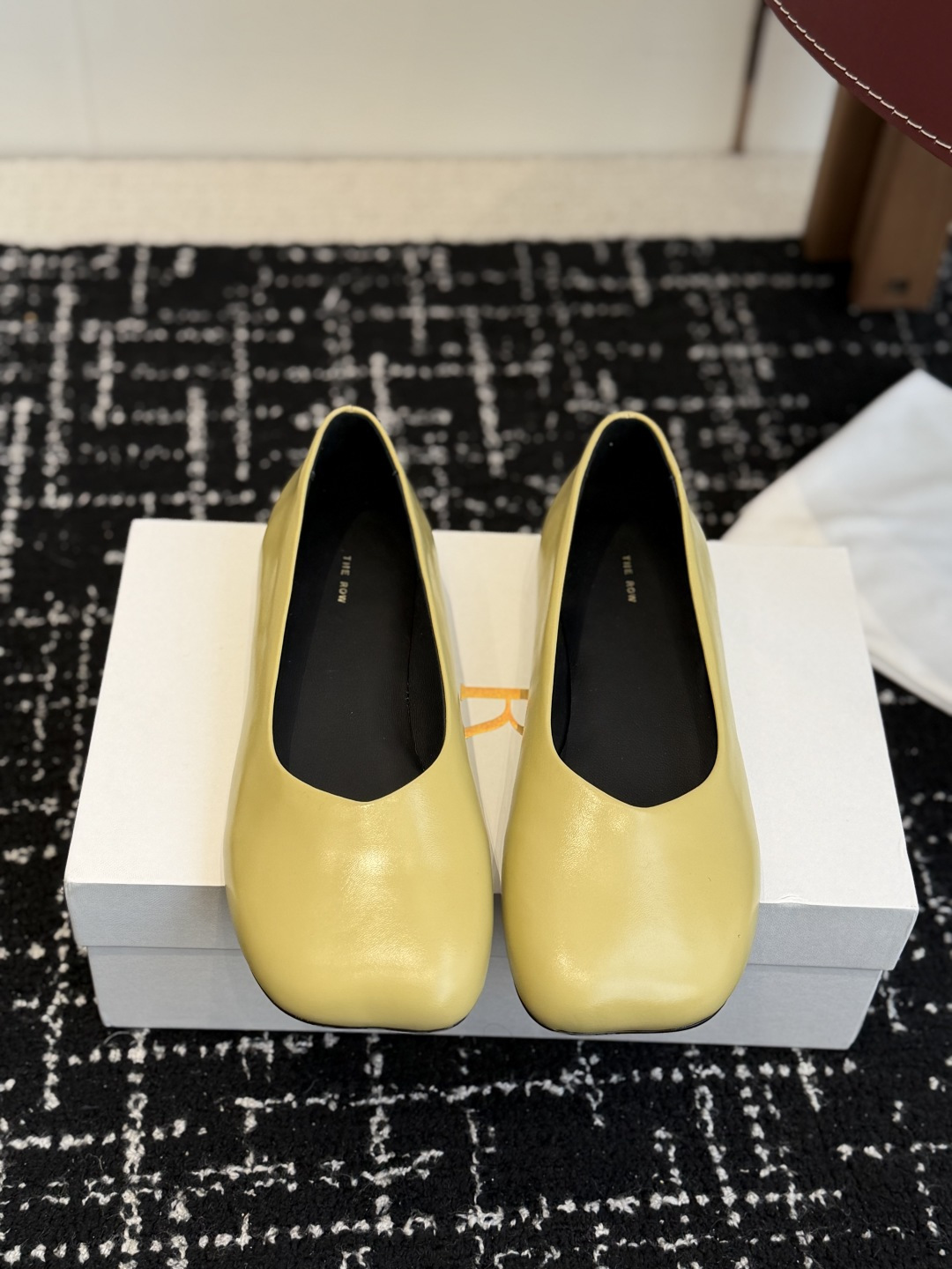 NO:693534,Dongguan purchasing agent The Ro*26ss early spring new model Apple toe shoes ballet shoes mule shoes casual shoes adopt a square toe profile with clean lines and no unnecessary decoration. Only metal round buckles are embellished on the sides of the shoes as details, which is in line with THE ROW's iconic 'quiet luxury' aesthetics. The slip-on mule shoe shape is easy to put on and take off, and is both lazy and casual with a sense of luxury.  Flat design with rubber sole, non-slip and wear-resistant, suitable for daily commuting and long walking. The shoe shape is loose and does not squeeze the feet, and the square toe design allows enough room for toes to move, adapting to a variety of foot types. Imported fetal cow wool on the upper, imported calfskin open edge beads, imported full-grain hybrid sheepskin outsole, genuine leather outsole, 2cm higher, Size 35-40 (40 size customization is not returnable), single shoes, cowhide, sheepskin, Leather soles19860909东莞代购级 The Ro*26ss早春新款 苹果头 单鞋 芭蕾舞鞋 穆勒鞋休闲鞋 采用方头廓形,线条干净利落,无多余装饰,仅在鞋侧点缀金属圆扣作为细节,契合THE ROW标志性的“静奢”美学.一脚蹬的穆勒鞋型,穿脱便捷,兼具慵懒随性与高级感. 平底设计搭配橡胶鞋底,防滑耐磨,适合日常通勤长时间行走.鞋型宽松不挤脚,方头设计给脚趾足够活动空间,适配多种脚型. 鞋面进口胎牛绒 进口小牛皮开边珠内里进口全粒面混种羊皮大底真皮大底 增高2cm Size35-40码（40码定制不退换）,单鞋,cowhide,sheepskin,Leather soles,Women's Shoes