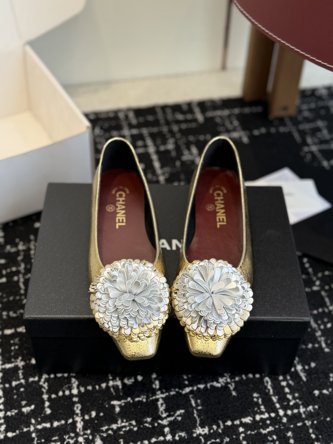 NO:693537,Purchasing agent level (official website sync box packaging) Chanel 26 classic camellia flat shoes reappear!  Classic lambskin, incredibly gentle to the touch. The three-dimensional camellia flower on the upper is Chanel's everlasting elegance code. The ultimate deep black is the confidence that never goes out of style. The moment you put it on, you are 2.8 meters tall, but it is surprisingly light and comfortable, and you can walk around all day without any pressure. Commuting, dating, afternoon tea... It can always fit in perfectly. Size 35-41 (40 41 custom-made, non-returnable), single shoes, chanel, chanel, flats, sheepskin19860909代购级（官网同步盒包装） Chanel 26款香奈儿经典山茶花平底鞋再现！经典小羊皮,触感温柔得不像话.鞋面那朵立体山茶花,是 Chanel永不褪色的优雅密码 极致深邃的黑,是永不过时的底气.穿上瞬间气场两米八,却意外地轻盈舒适,暴走一整天也毫无压力.通勤、约会、下午茶… 它总能完美融入 Size35-41（40 41订做不退换）,单鞋,chanel,chanel,flats,sheepskin,Women's Shoes