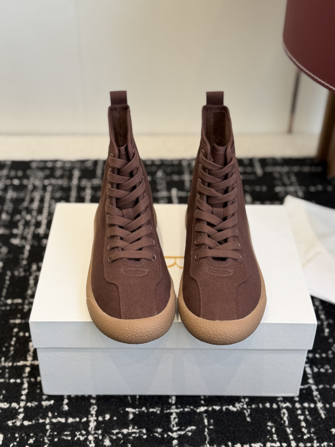 NO:693528,Dongguan Purchasing Level The Row 25ss Spring and Summer New Sports Shoes Moral Training Shoes High-top Canvas Shoes The latest sports shoes are designed with canvas uppers, which have a bit of a margiela feel, are very individual, and are handsome at the same time. They feel very comfortable. The outsole material has anti-slip particles and a cushioning effect, making your feet feel more comfortable during daily walking. The uppers are imported canvas and the lining is imported full-grain mixed sheepskin.  Outsole High-density rubber non-slip outsole Size#35-40 (40 customization is not returnable), boots, boots, sneakers, sheepskin19860909东莞代购级 The Row 25ss 春夏新款 运动鞋 德训鞋 高帮帆布鞋 最新款运动鞋采用的鞋面是帆布的设计,有点margiela的感觉,很有个性,同时兼并着帅气,脚感非常的舒适 大底的材料有防滑颗粒同时有缓冲的效果,在日常的行走中可以脚感更加的舒适 鞋面进口帆布 内里进口全粒面混种羊皮 大底高密橡胶防滑大底 Size#35-40（40定制不退换）,靴子,boots,sneakers,sheepskin,Women's Shoes