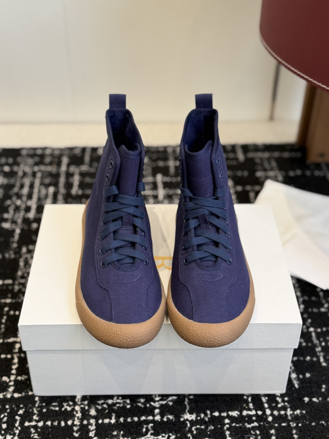 NO:693531,Dongguan Purchasing Level The Row 25ss Spring and Summer New Sports Shoes Moral Training Shoes The latest sports shoes are designed with suede uppers, which have a bit of a margiela feel, are very individual, and are handsome at the same time. They feel very comfortable. The outsole material has anti-slip particles and a cushioning effect, which makes your feet feel more comfortable during daily walking. The uppers are imported suede and the lining is imported full-grain mixed sheepskin.  Outsole High-density rubber non-slip outsole Size#35-40 (40 customization is not returnable), boots, boots, sneakers, sheepskin, chamois leather19860909东莞代购级 The Row 25ss 春夏新款 运动鞋 德训鞋 最新款运动鞋采用的鞋面是麂皮的设计,有点margiela的感觉,很有个性,同时兼并着帅气,脚感非常的舒适 大底的材料有防滑颗粒同时有缓冲的效果,在日常的行走中可以脚感更加的舒适 鞋面进口麂皮 内里进口全粒面混种羊皮 大底高密橡胶防滑大底 Size#35-40（40定制不退换）,靴子,boots,sneakers,sheepskin,chamois leather,Women's Shoes