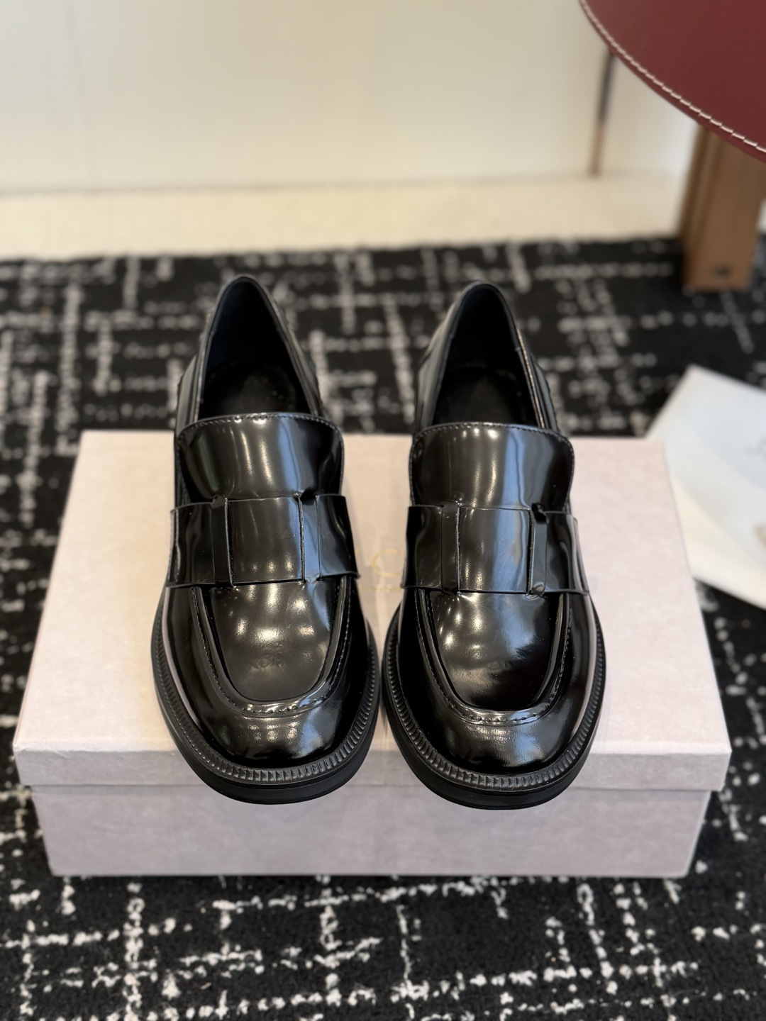 NO:693525,Dongguan Purchasing Grade JMMY CHOO 26ss New Open Beads Loafer Shoes Purchasing Quality Original Purchase This Year's Show Hot Item A Must-Have for Daily Commuting Very Comfortable Upper Feet Made of Original Imported Calf Leather Open Beads and Tiptoe Sheepskin Lining Italian Genuine Leather Outsole Injection Size#35-39,Loafers,cowhide,sheepskin,Leather soles19860909东莞代购级 JMMY CHOO 26ss 新款开边珠 乐福鞋鞋代购品质 原版购 今年秀场大热单品 日常通勤必入款 上脚非常舒适 鞋面采用原版进口小牛皮开边珠、内里踮脚羊皮 意大利真皮大底注塑 Size#35-39,乐福鞋,loafers,cowhide,sheepskin,Leather soles,Women's Shoes