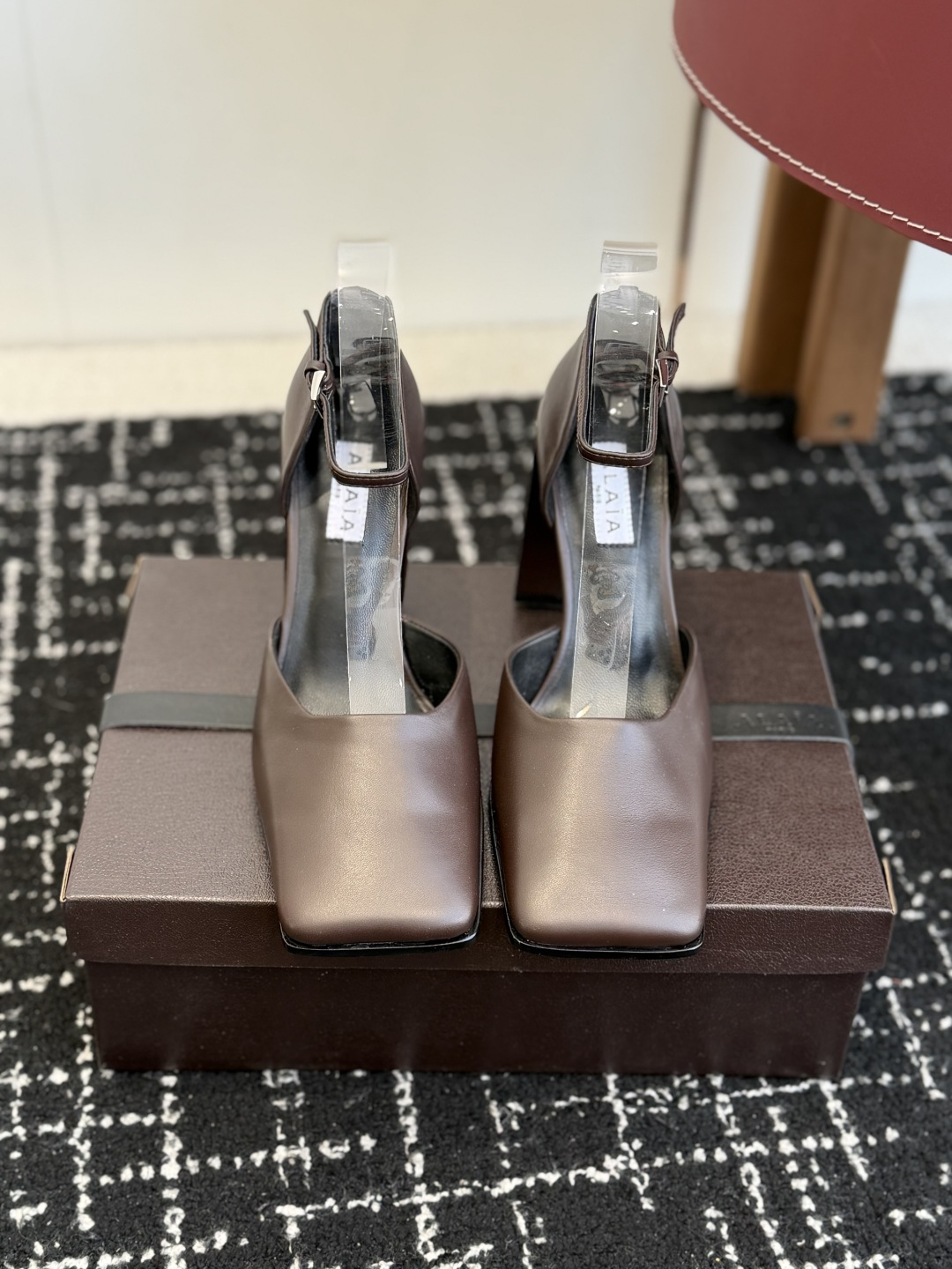 NO:693519,Purchasing agent level 26ss spring and summer new ALAIA minimalist fashion hollow sandals single shoes Fashionistas are looking for a pair of short boots that can combine comfort and style, and this pair is undoubtedly the best answer for this season!  The classic square toe design breaks the tightness of the traditional last shape and gives the toes room to stretch freely, adding a touch of toughness and sophistication to the overall look. Whether worn with skirts or trousers, it can easily enhance the fashion. The thick heel design is a stroke of genius. The height is just right. It not only adds a sense of straightness to the body, but also ensures stability and comfort when walking. Even if worn for a long time, it is not easy to get tired. Whether you are walking through the bustling urban streets or rushing to important business occasions, it can become your most effective fashion partner.  In terms of wear, these short boots can be called a 'universal match'. Paired with simple straight jeans, it is a casual American style. Combined with a knitted dress, it is a gentle and elegant French style. It can easily handle various occasions and become the finishing touch of autumn and winter. The upper is imported sheepskin, the lining is sheepskin, and the sole is Italian genuine leather. The outsole is injection molded. The heel height is about 10cm. Size35-41 (40  41 Customized (non-refundable), high heels and sandals, alaia, sandals, boots, high heels, skirts, jeans, sheepskin, Leather soles19860909代购级 26ss 春夏 新款 ALAIA阿莱亚 极简风时髦 中空凉鞋 单鞋 时尚达人都在寻觅一双能兼顾舒适与风格的短靴 而这双无疑是这个季节的最佳答案！ 经典方头设计打破传统楦型的局促 给予脚趾自由舒展的空间,为整体造型增添了一抹硬朗与精致 无论搭配裙装还是裤装 都能轻松提升时尚度 .粗跟的设计堪称神来之笔 高度恰到好处 既为身姿增添挺拔感 又确保行走时的稳健与舒适,即使长时间穿着也不易疲惫 无论是穿梭在熙熙攘攘的都市街道 还是奔赴重要的商务场合 它都能成为你最得力的时尚伙伴 在穿搭上 这双短靴堪称“万能搭子” 搭配简约的直筒牛仔裤 就是休闲的美式风格 与针织连衣裙组合 则是温柔优雅的法式风情 轻松驾驭各种场合 成为秋冬穿搭的点睛之笔. 鞋面进口羊皮 内里垫脚绵羊皮 鞋底意大利真皮大底注塑 跟高约10cm Size35-41（40 41定做不退换）,高跟鞋凉鞋,alaia,sandals,boots,high heels,skirts,jeans,sheepskin,Leather soles,Women's Shoes