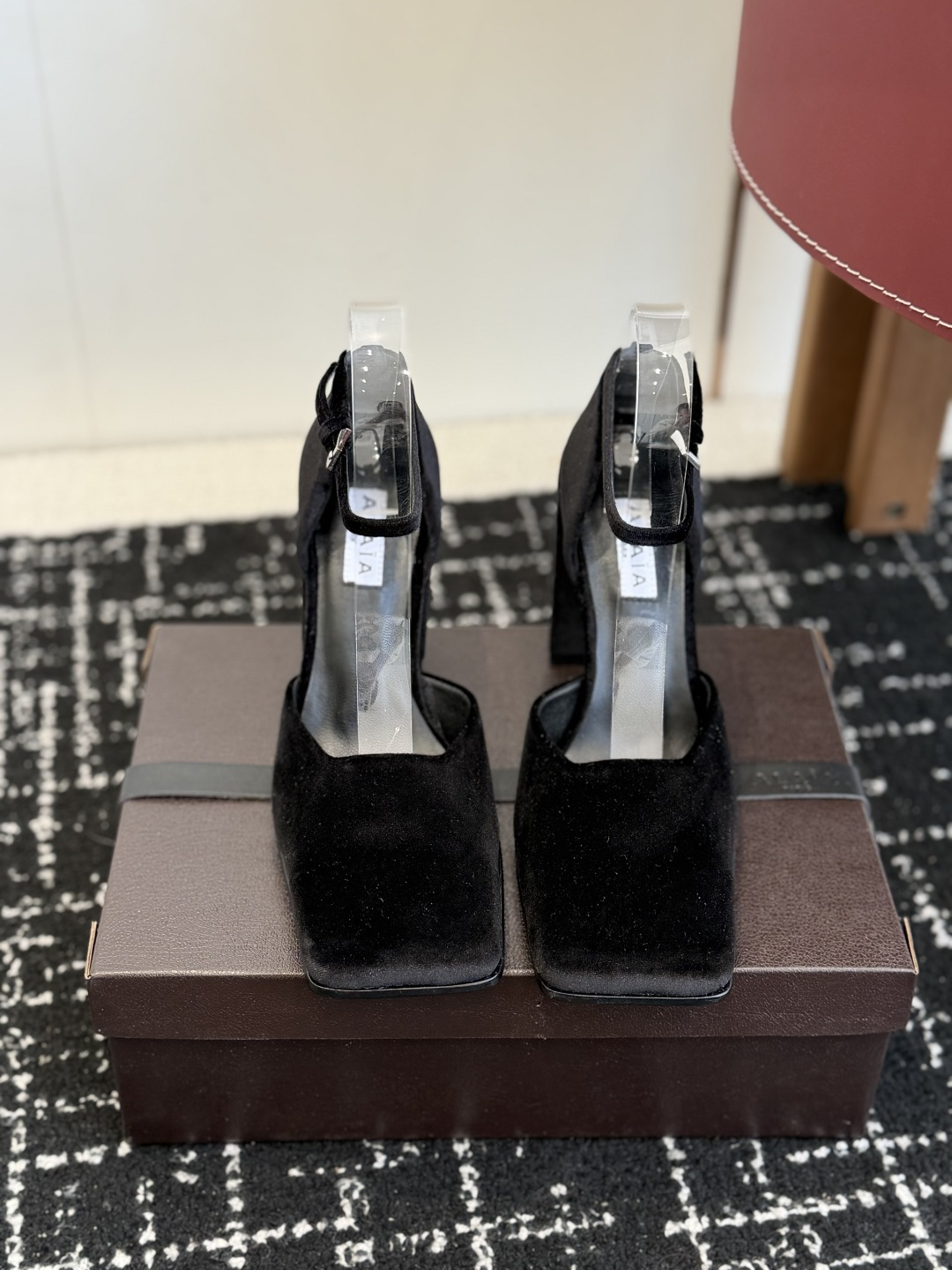 NO:693522,Purchasing agent level 26ss spring and summer new ALAIA minimalist fashion hollow sandals single shoes Fashionistas are looking for a pair of short boots that can combine comfort and style, and this pair is undoubtedly the best answer for this season!  The classic square toe design breaks the tightness of the traditional last shape and gives the toes room to stretch freely, adding a touch of toughness and sophistication to the overall look. Whether worn with skirts or trousers, it can easily enhance the fashion. The thick heel design is a stroke of genius. The height is just right. It not only adds a sense of straightness to the body, but also ensures stability and comfort when walking. Even if worn for a long time, it is not easy to get tired. Whether you are walking through the bustling urban streets or rushing to important business occasions, it can become your most effective fashion partner.  In terms of wear, these short boots can be called a 'universal match'. Paired with simple straight jeans, it is a casual American style. Combined with a knitted dress, it is a gentle and elegant French style. It can easily handle various occasions and become the finishing touch of autumn and winter. The upper is imported suede and the lining is sheepskin. The sole is Italian genuine leather and the outsole is injection molded. The heel height is about 10cm. Size35-41 (40  41 Customized (non-refundable), high heels and sandals, alaia, sandals, boots, high heels, skirts, jeans, sheepskin, Leather soles19860909代购级 26ss 春夏 新款 ALAIA阿莱亚 极简风时髦 中空凉鞋 单鞋 时尚达人都在寻觅一双能兼顾舒适与风格的短靴 而这双无疑是这个季节的最佳答案！ 经典方头设计打破传统楦型的局促 给予脚趾自由舒展的空间,为整体造型增添了一抹硬朗与精致 无论搭配裙装还是裤装 都能轻松提升时尚度 .粗跟的设计堪称神来之笔 高度恰到好处 既为身姿增添挺拔感 又确保行走时的稳健与舒适,即使长时间穿着也不易疲惫 无论是穿梭在熙熙攘攘的都市街道 还是奔赴重要的商务场合 它都能成为你最得力的时尚伙伴 在穿搭上 这双短靴堪称“万能搭子” 搭配简约的直筒牛仔裤 就是休闲的美式风格 与针织连衣裙组合 则是温柔优雅的法式风情 轻松驾驭各种场合 成为秋冬穿搭的点睛之笔. 鞋面进口绒面 内里垫脚绵羊皮 鞋底意大利真皮大底注塑 跟高约10cm Size35-41（40 41定做不退换）,高跟鞋凉鞋,alaia,sandals,boots,high heels,skirts,jeans,sheepskin,Leather soles,Women's Shoes