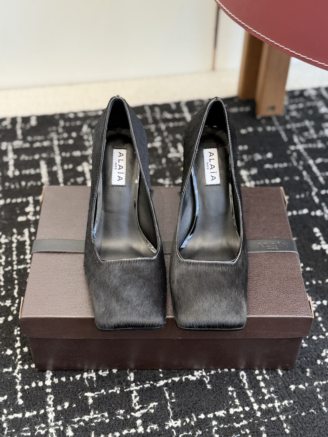 NO:693516,Purchasing agent level 26ss spring and summer new ALAIA minimalist fashion high heels single shoes Fashionistas are looking for a pair of short boots that can combine comfort and style, and this pair is undoubtedly the best answer for this season!  The classic square toe design breaks the tightness of the traditional last shape and gives the toes room to stretch freely, adding a touch of toughness and sophistication to the overall look. Whether worn with skirts or trousers, it can easily enhance the fashion. The thick heel design is a stroke of genius. The height is just right. It not only adds a sense of straightness to the body, but also ensures stability and comfort when walking. Even if worn for a long time, it is not easy to get tired. Whether you are walking through the bustling urban streets or rushing to important business occasions, it can become your most effective fashion partner.  In terms of dressing, these short boots can be called a 'universal match'. Paired with simple straight jeans, it is a casual American style. Combined with a knitted dress, it is a gentle and elegant French style. It can easily handle various occasions and become the finishing touch of autumn and winter. The upper is imported horsehair, the lining is sheepskin, and the sole is Italian genuine leather. The outsole is injection molded. The heel height is about 10cm. Size35-41 (40  41 Customized (no return or exchange), high heels, alaia, boots, high heels, skirts, jeans, sheepskin, Leather soles19860909代购级 26ss 春夏 新款 ALAIA阿莱亚 极简风时髦 高跟 单鞋 时尚达人都在寻觅一双能兼顾舒适与风格的短靴 而这双无疑是这个季节的最佳答案！ 经典方头设计打破传统楦型的局促 给予脚趾自由舒展的空间,为整体造型增添了一抹硬朗与精致 无论搭配裙装还是裤装 都能轻松提升时尚度 .粗跟的设计堪称神来之笔 高度恰到好处 既为身姿增添挺拔感 又确保行走时的稳健与舒适,即使长时间穿着也不易疲惫 无论是穿梭在熙熙攘攘的都市街道 还是奔赴重要的商务场合 它都能成为你最得力的时尚伙伴 在穿搭上 这双短靴堪称“万能搭子” 搭配简约的直筒牛仔裤 就是休闲的美式风格 与针织连衣裙组合 则是温柔优雅的法式风情 轻松驾驭各种场合 成为秋冬穿搭的点睛之笔. 鞋面进口马毛 内里垫脚绵羊皮 鞋底意大利真皮大底注塑 跟高约10cm Size35-41（40 41定做不退换）,高跟鞋单鞋,alaia,boots,high heels,skirts,jeans,sheepskin,Leather soles,Women's Shoes