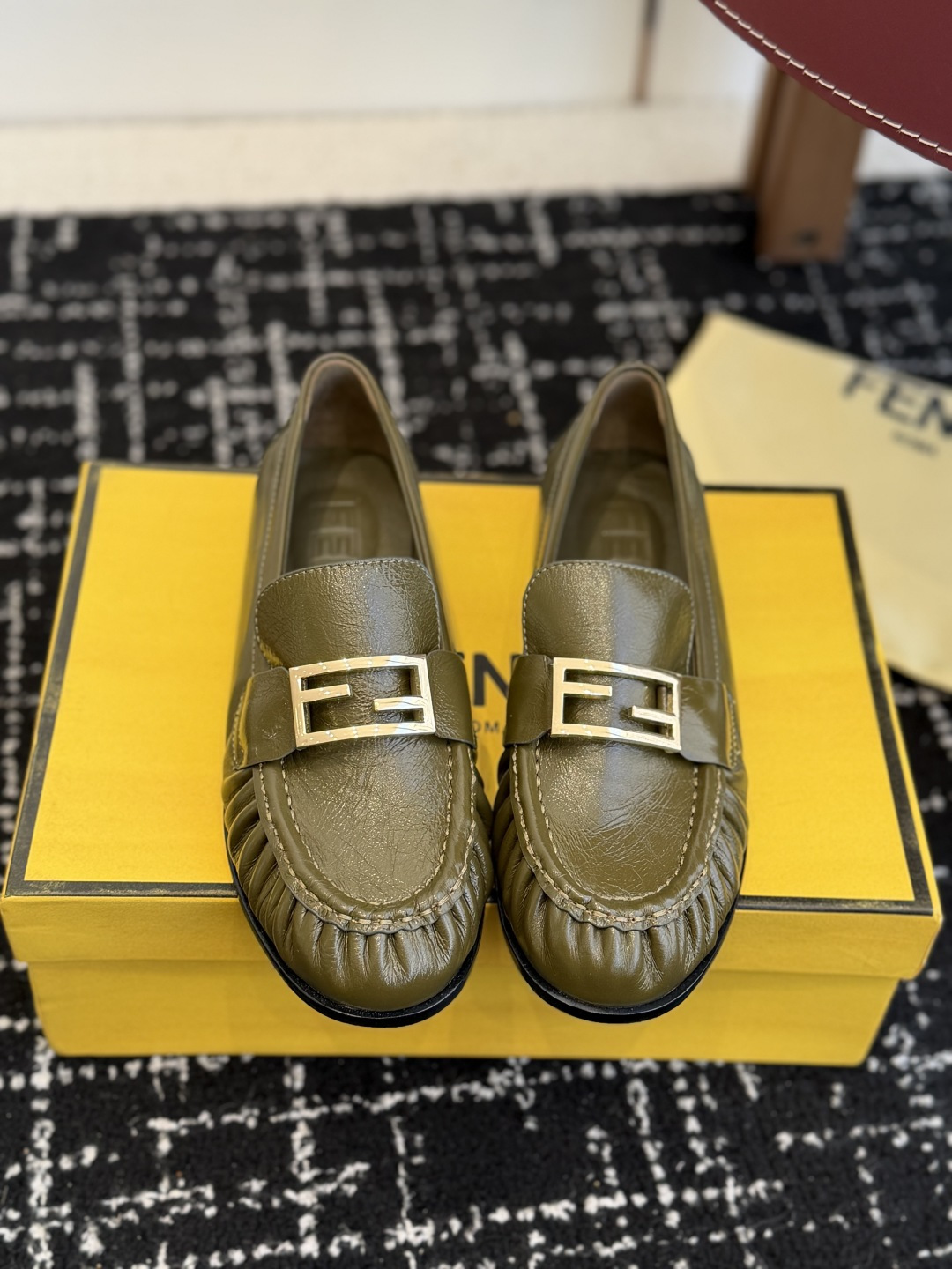 NO:693513,Purchasing agent level Fend* 26 new spring and summer style FF buckle pleated half-flop loafers Old money style top pleated loafers Nappa leather suede material The pleated texture has a sense of story The golden FF buckle instantly makes it more recognizable Soft leather is super comfortable on the feet Paired with a suit, it is an intelligent commuting style. Paired with a skirt, it is an intellectual sense of wealth. Jeans can also be worn in French style. The black classic is versatile and is exquisitely made to distinguish the currency.  Entering and exiting ZG is full of confidence and fashionable. Close your eyes and rush. Size35-41 (40 and 41 are customized and non-returnable), loafers and half slippers, fendi, loafers, skirts, jeans, business suit, chamois leather19860909代购级 Fend* 26春夏新款 FF扣褶皱 半拖 乐福鞋 老钱风顶品褶皱乐福鞋 纳帕皮 麂皮 材质 褶皱肌理自带故事感 金色FF扣瞬间拉满辨识度 软皮上脚超舒适 搭配西装是智性通勤风 配裙装是知性千金感 牛仔裤也能穿出法式松弛 黑色经典百搭不挑人 区别通货的精致做 出入ZG底气十足时髦精闭眼冲 Size35-41（40 41订做不退换）,乐福鞋半拖,fendi,loafers,skirts,jeans,business suit,chamois leather,Women's Shoes