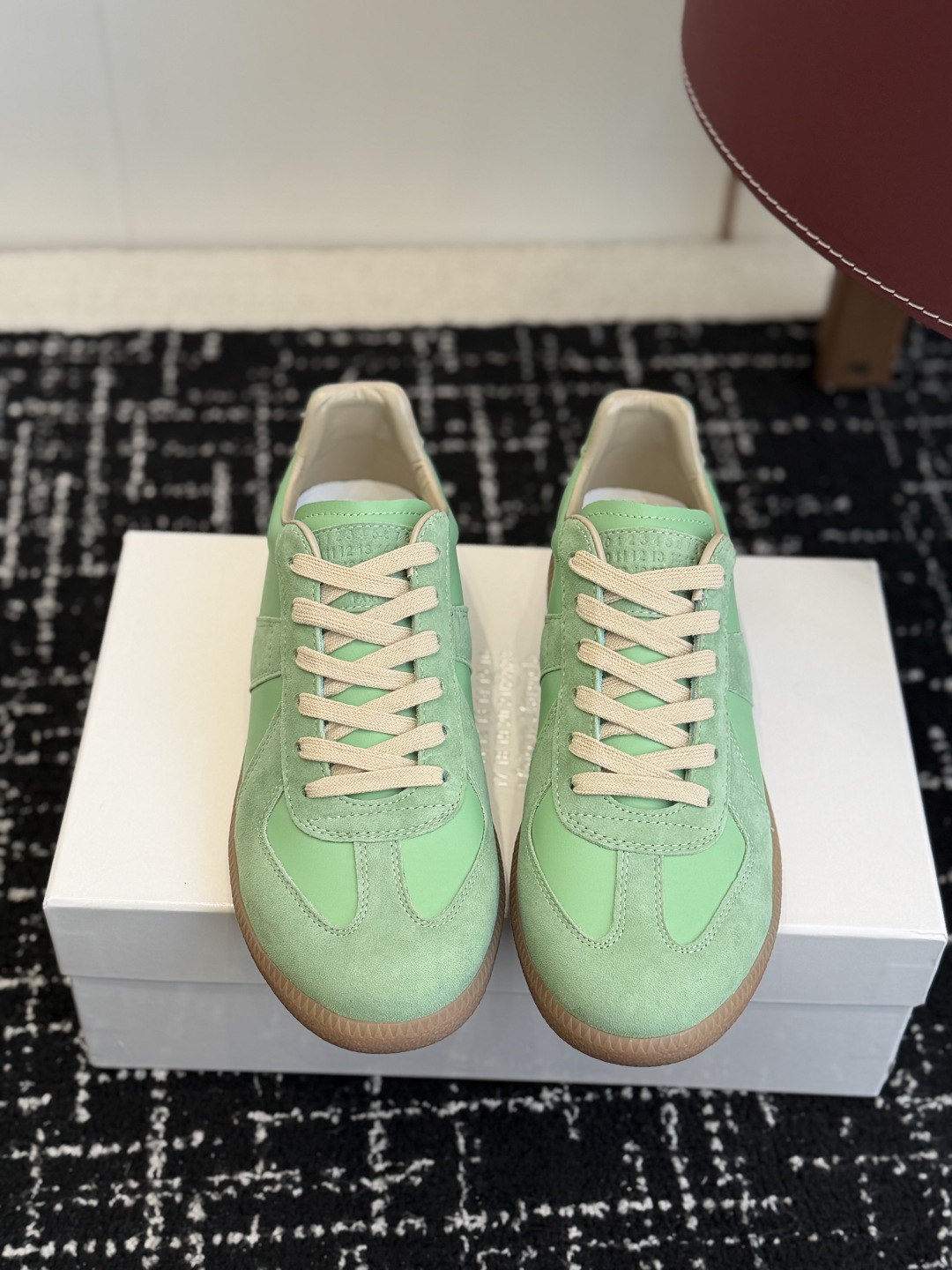 NO:693535,Purchasing agent level MaisonMargiela MM6 Margiela 26 new colors Couple model Moral training shoes Casual sports shoes Original purchase and development Production of genius designer brand, a light luxury brand This German training shoe continues the classic T-shaped leather splicing design. It has been carefully improved many times by the design team, just to let you experience the most original military taste.  Material Special material/cloth surface, soft and delicate characteristics combined with fashionable cloth surface, making it extremely soft and comfortable while maintaining good breathability ~ Comfort and texture go hand in hand, making it easy to wear any combination in all seasons. Fabric Original custom-made imported cowhide. Lining imported soft sheepskin. Outsole original molded rubber material. Bottom thickness 2.5CM. Size women's 35-40 / men's 39-45 (women's 40).  Men's 45 (custom-made, non-refundable), casual shoes/sports shoes, masion margiela, masion margiela, sneakers, cowhide, sheepskin19860909代购级 MaisonMargiela MM6 马吉拉 26新色 情侣款 德训鞋 休闲 运动鞋 原版购入开发 做货 鬼才设计师品牌,一个轻奢品牌 这一款德国训练鞋延续了经典的T形真皮拼接设计,经过设计团队多次的精心改良,只为让您体验最原始的军旅味道 材质特殊材料/布面,柔软细腻的特点与时尚潮流的布面相结合,使其既有超高的柔软舒适度,又同时保持不错的透气性能~舒适与质感并行,轻松驾驭四季穿着任何搭配 面料原版定制进口牛皮 内里进口柔软羊皮里 大底原版开模橡胶材质 底厚2.5CM Size女款35-40 / 男款39-45（女40 男45订做不退换）,休闲鞋/运动鞋,masion margiela,masion margiela,sneakers,cowhide,sheepskin,Women's Shoes