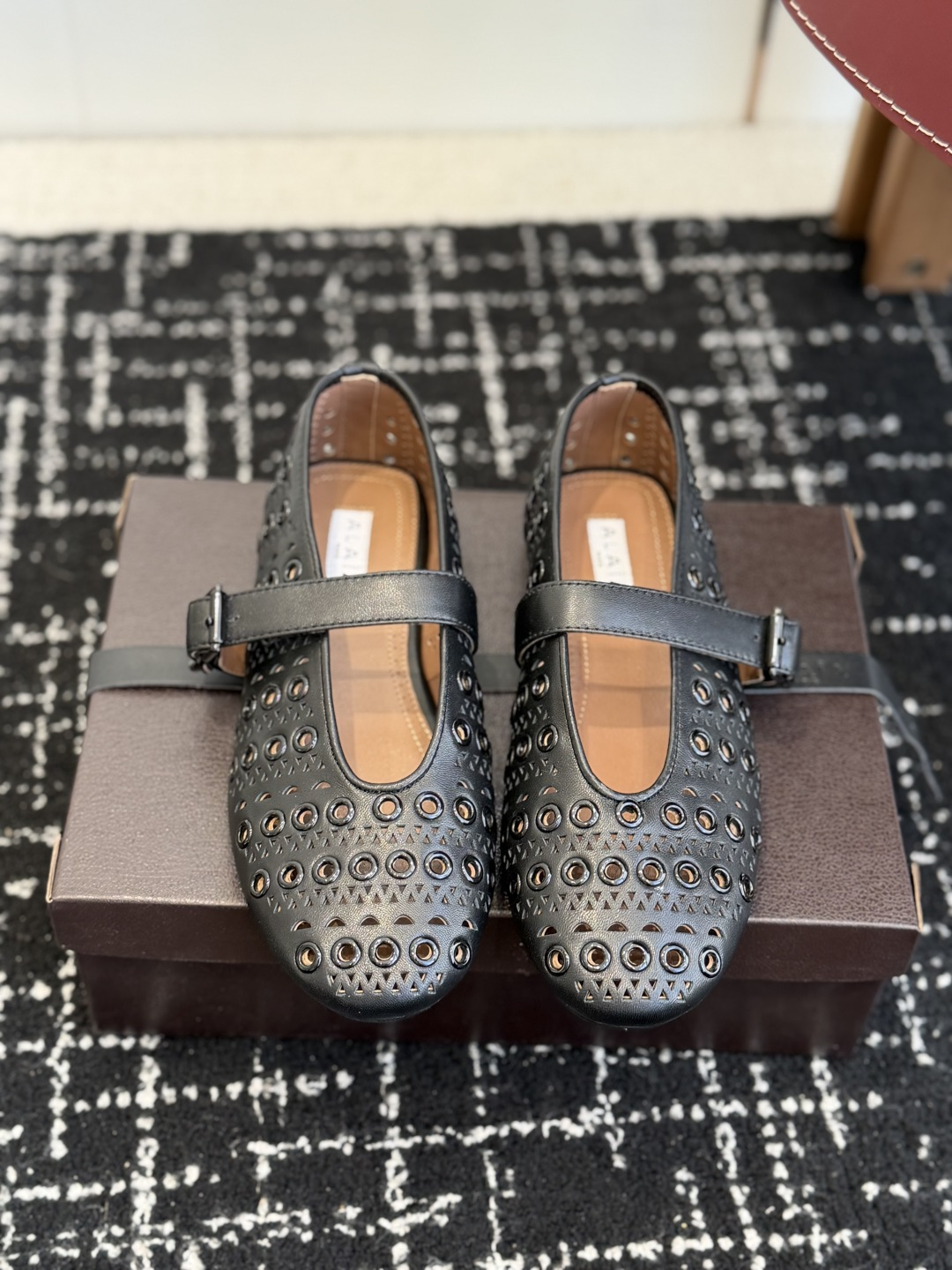 NO:693533,Purchasing agent level ALAIA 26ss spring and summer ballet shoes French high-end first-line haute couture brand AzzedineAlaia: the last craftsman in the fashion industry, the king of tailoring who is only loyal to showing off the female body curves. The brand Alaia, founded in 1979, has always been selling fashionable and stylish women's shoes. It is well-known in the Paris fashion industry and the world. Victoria Beckham, Michelle Obama, Ladygaga, Madonna, are all admirers and number one fans of ALAA.  Original suede upper, sheepskin foot pad, rubber sole, Size#35-42 (40 41 42 customized, non-returnable), ballet shoes, alaia, sheepskin, chamois leather19860909代购级 ALAIA 26ss 春夏 芭蕾舞鞋 法国高端一线高定品牌 AzzedineAlaia:时尚界最后的手艺人 只忠于展现女性身体曲线的裁剪之王 始创于1979年的品牌Alaia 一直主售时装感十足的型格女鞋 巴黎时装界以及全世界都享有盛誉维多利亚贝克汉姆,米歇尔奥巴马,Ladygaga ,麦当娜, 都是ALAA的崇拜者和头号粉丝 鞋面原版麂皮 垫脚羊皮 鞋底橡胶底 Size#35-42（40 41 42订做不退换）,芭蕾舞鞋,alaia,sheepskin,chamois leather,Women's Shoes