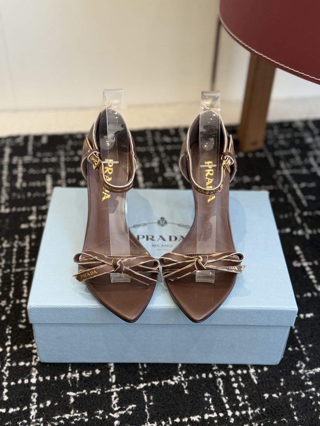 NO:694999,Purchasing agent Prada 26ss autumn new product recommended by major bloggers in Xiaohongshu, suede sandals show elegance and feminine elegance in modern style. The shape of the iconic logo triangle inspired the geometric lines of the heel, while the ankle strap completes the pointed silhouette. Heel height 8.5cm Fabric Imported suede Sheepskin lining & Italian genuine leather sole Size35-42 (40 41  42 Customized (no return or exchange), high heels and sandals, prada, prada, sandals, high heels, sheepskin, chamois leather19860909代购级 Prada 普拉达 26ss秋季新品小红书各大博主推荐,麂皮 凉鞋以现代风格展现高雅、女性化的优雅. 标志性徽标三角形的造型启发了鞋跟的几何线条,而踝带则完善了尖头廓形. 跟高8.5cm 面料 进口麂皮 羊皮内里＆意大利真皮底 Size35-42（40 41 42定做不退换）,高跟鞋凉鞋,prada,prada,sandals,high heels,sheepskin,chamois leather,Women's Shoes