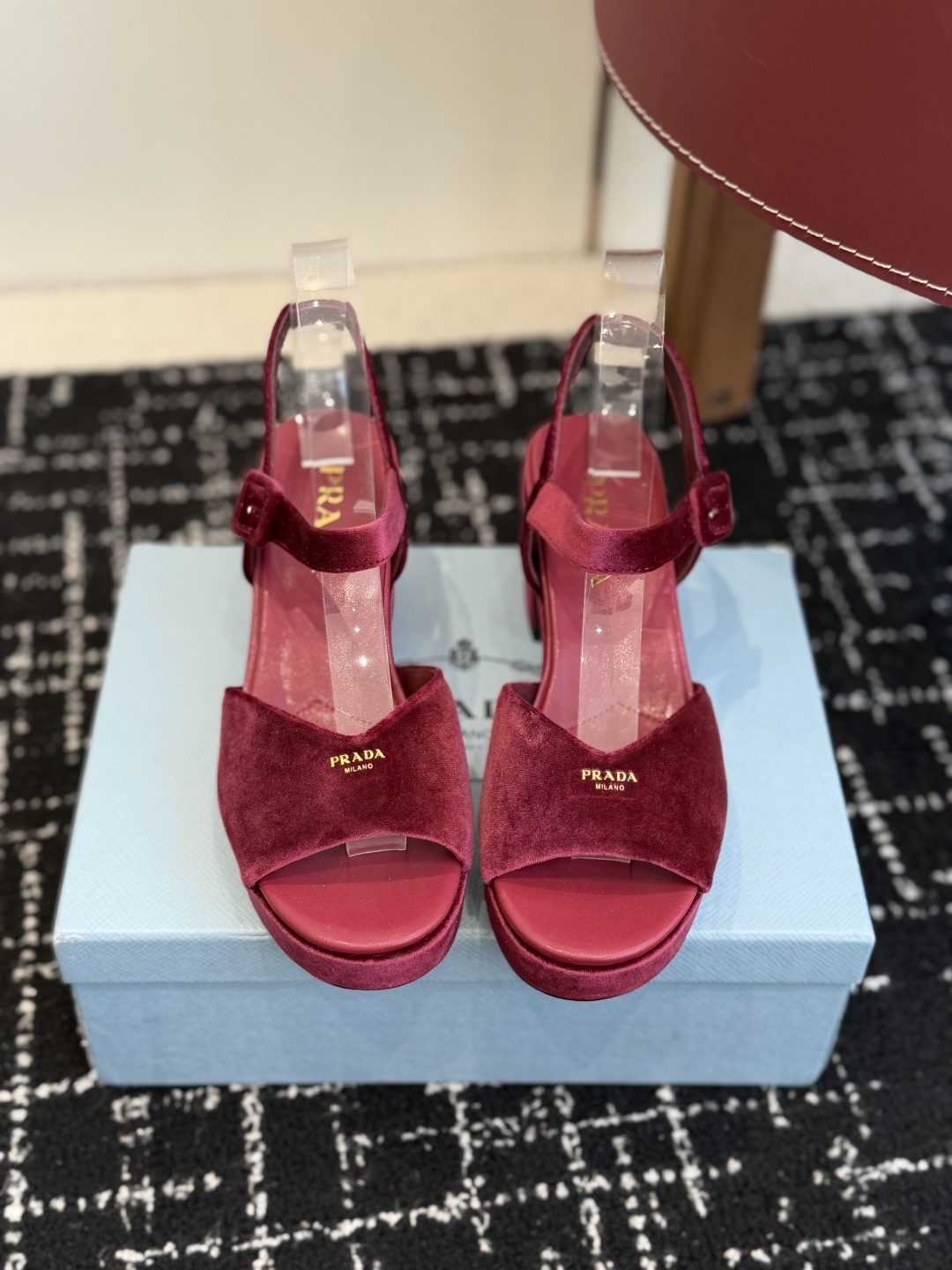 NO:695002,Purchasing agent Prada 26 ss new spring and summer new high-heeled, imported suede, thick-soled sandals adhere to the modern design concept and show exquisite charm. The new and elegant colors of the fabric add a bright style. The iconic triangle logo highlights the brand characteristics. This logo is designed by Mario Prada. Fabric: Imported suede, sheepskin lining, Italian leather outsole Size 35 to 42 (40 41  42 Customized (non-refundable), high heels and sandals, prada, prada, sandals, high heels, sheepskin, Leather soles19860909代购级 Prada 普拉达 26 ss春夏新品这款高跟 进口绒面  厚底凉鞋秉承现代设计理念,绽现精致魅力. 织物的新雅色彩平添明艳格调. 标志性三角形徽标彰显品牌特色.此徽标由Mario Prada设计而来. 面料 :进口绒面 羊皮内里 意大利真皮大底 Size35一42（40 41 42定做不退换）,高跟鞋凉鞋,prada,prada,sandals,high heels,sheepskin,Leather soles,Women's Shoes