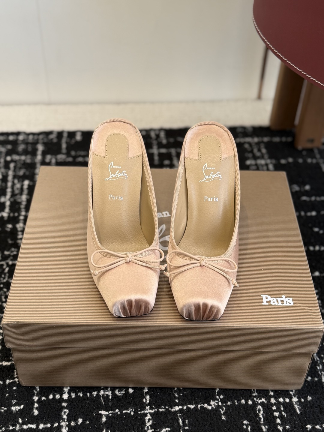 NO:696490,Purchasing agent Christian Louboutin 26 spring and summer new fashion catwalk ballet bow half drag high-heeled sandals CL red sole forever red-soled high-heeled new red-soled ballet high-heeled shoes. There is nothing to say. They are completely beautiful and crazy. Fatal temptation. I just tried it on my feet. They are very easy to wear, very stable and very beautiful. Red-soled shoes. Super comfortable high-heeled shoes. Feminine shoes must have a pair of red-soled shoes. Silk upper, metallic sheepskin, inner sheepskin.  Heel height 11cm Size 35-41 (40 41 customized, non-returnable), high heels and slippers, christian louboutin, sandals, high heels, slippers, sheepskin, real silk19860909代购级 Christian Louboutin 26春夏新款时装走秀芭 蕾蝴蝶结 半拖 高跟凉鞋 CL红底永远的 红底高跟 新款红底芭蕾高跟鞋 没什么好说的 就是一整个美疯 致命的诱惑 刚刚上脚试了 非常好穿非常稳 也非常美 红底鞋 超舒适的高跟鞋 女人味鞋子必须有一双红底鞋 鞋面真丝 金属羊皮 内里羊皮 跟高11cm Size35-41（40 41 订做不退换）,高跟鞋拖鞋,christian louboutin,sandals,high heels,slippers,sheepskin,real silk,Women's Shoes