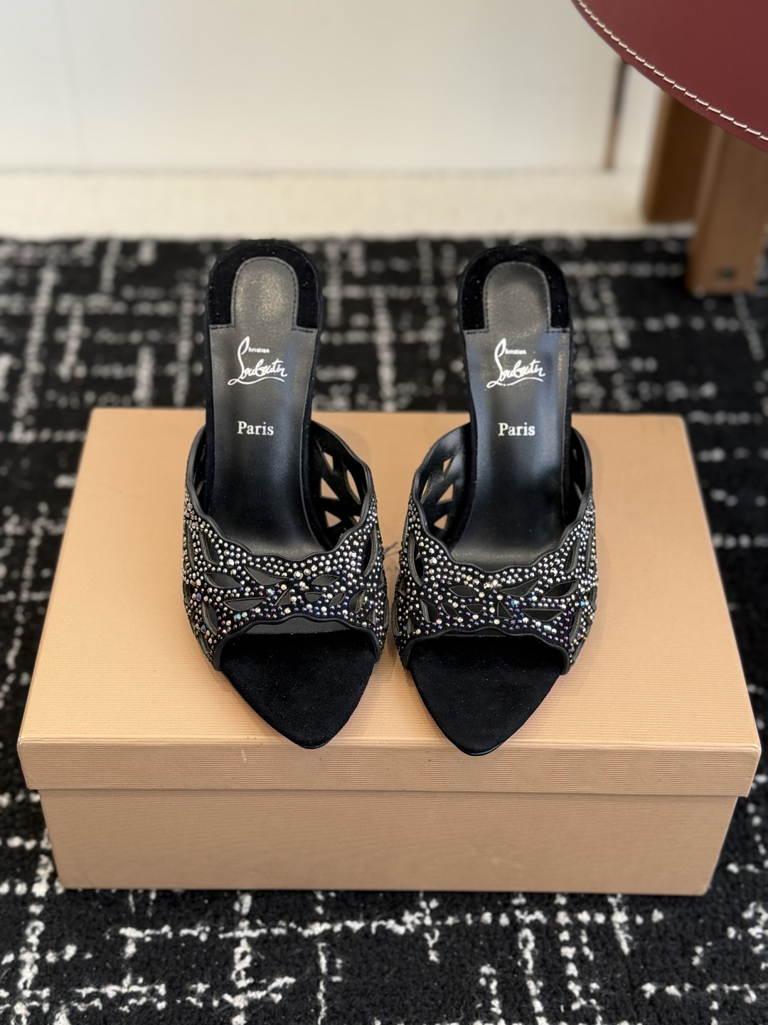 NO:696495,Purchasing agent Christian Louboutin CL26 spring and summer new fashion show high heels diamond buckles slippers CL red sole forever red sole high heels new red sole high heels There is nothing to say, just a whole beauty crazy fatal temptation I just tried it on my feet, very easy to wear, very stable and very beautiful red sole shoes Super comfortable high heels Feminine shoes must have a pair of red sole shoes imported suede upper, sheepskin lining, heel height 11cm  Size35-41 (40 41 customized, non-returnable), high heels and slippers, christian louboutin, high heels, slippers, sheepskin, chamois leather19860909代购级 Christian Louboutin CL26春夏新款时装走秀 高跟 钻扣 拖鞋 CL红底永远的 红底高跟 新款红底高跟鞋 没什么好说的 就是一整个美疯 致命的诱惑 刚刚上脚试了 非常好穿非常稳 也非常美 红底鞋 超舒适的高跟鞋 女人味鞋子必须有一双红底鞋 鞋面进口麂皮 内里羊皮 跟高11cm Size35-41（40 41 订做不退换）,高跟鞋拖鞋,christian louboutin,high heels,slippers,sheepskin,chamois leather,Women's Shoes