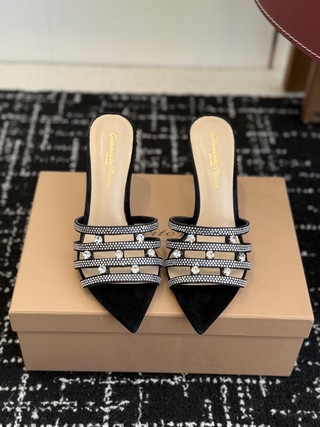 NO:696498,Purchasing agent Christian Louboutin CL26 Spring and Summer New Fashion Show High Heels Diamond Buckle Slippers CL Red Sole Forever Red Sole High Heels New Red Sole High Heels There is nothing to say, just completely beautiful and crazy. Fatal temptation. I just tried it on my feet. Very easy to wear, very stable and very beautiful. Red sole shoes. Super comfortable high heels. Feminine shoes must have a pair of red sole shoes. Imported suede upper, sheepskin lining, heel height 10cm.  Size35-41 (40 41 customized, non-returnable), high heels and slippers, christian louboutin, high heels, slippers, sheepskin, chamois leather19860909代购级 Christian Louboutin CL26春夏新款时装走秀 高跟 钻扣 拖鞋 CL红底永远的 红底高跟 新款红底高跟鞋 没什么好说的 就是一整个美疯 致命的诱惑 刚刚上脚试了 非常好穿非常稳 也非常美 红底鞋 超舒适的高跟鞋 女人味鞋子必须有一双红底鞋 鞋面进口麂皮 内里羊皮 跟高10cm Size35-41（40 41 订做不退换）,高跟鞋拖鞋,christian louboutin,high heels,slippers,sheepskin,chamois leather,Women's Shoes