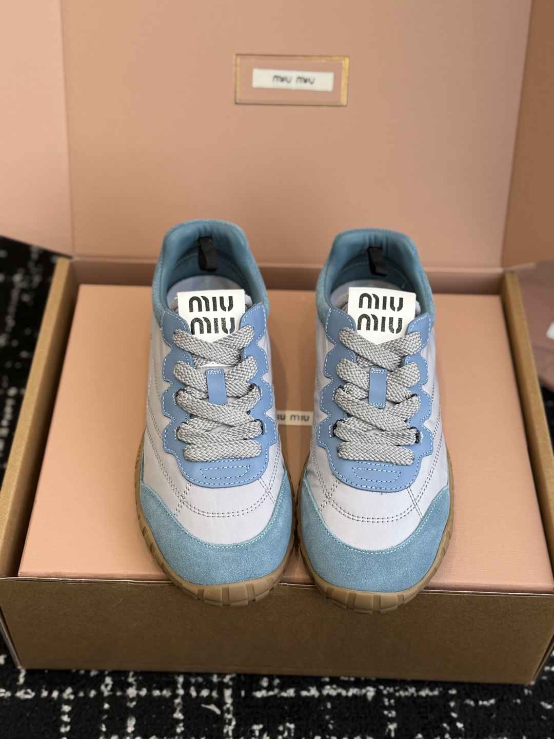 NO:696474,Purchasing level (official website sync box packaging) MiuMiu 26ss new color spring and summer new biscuit shoes Forrest shoes casual sneakers miumiu latest hot style Avant-garde and bold design, Miu Miu style is integrated into the simple lines of this thick-soled canvas sneaker, with unique logos on the tongue and back, embellished with retro design, adding iconic elements!  The thick sole design defines the avant-garde modern style. The fabric is original customized fabric/cow suede. The lining is original imported soft lamb wool. The sole is original open-molded non-slip rubber outsole. Size#35-40 (customized for 40 units, non-refundable), casual shoes/sports shoes, miumiu, sneakers19860909代购级（官网同步盒包装） MiuMiu 缪缪 26ss 新色 春夏新款 饼干鞋 阿甘鞋休闲运动鞋 miumiu最新爆款 前卫大胆的设计,Miu Miu风格融于此款厚底帆布运动鞋的简约线条, 别致徽标饰于鞋舌与背面,点缀复古设计,平添标志性元素！厚底设计定义前卫的现代风格 面料原版定制布料/牛反绒 内里原版进口柔软羊羔毛 鞋底原版开模防滑橡胶大底 Size#35-40（40定制不退换）,休闲鞋/运动鞋,miumiu,sneakers,Women's Shoes