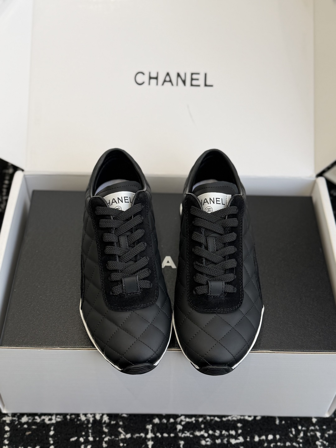 NO:705696,Purchasing agent level (official website sync box packaging) CHANEL 26C latest spring and summer moral training casual shoes, retro casual moral training shoes, Baozi who pays attention to comfort must keep this one!  Dongguan-made version, original development, one-to-one version counter, one-to-one detail processing counter. Classic and simple style design, versatile and not picky, delicate on the feet, light and soft, beauty and strength coexist!  Close your eyes and watch the versatile commuting colors synchronized on the official website!  Both the foot feel and appearance are top-notch. The Oxford soft outsole is light and soft, strong in toughness, soft, lightweight, non-slip and wear-resistant. The hemming at the shoe mouth further ensures the comfort of the foot and does not scratch the feet!  Upper environmentally friendly sheepskin suede lining sheepskin lining outsole rubber outsole Size 35-41 (40 41 custom-made non-returnable), casual shoes/sports shoes, chanel, sneakers, sheepskin, chamois leather19860909代购级（官网同步盒包装） CHANEL 26C 最新春夏 款德训休闲鞋 复古休闲德训鞋 注重舒适度的宝子一定要留这款！莞产版本,原版开发,版型专柜一比一,细节处理专柜一比一 经典简约的款式设计,百搭不挑人,上脚秀气,轻盈柔软,美貌与实力并存！官网同步的百搭通勤配色闭眼收！ 无论脚感还是颜值都是天花板的存在,又轻又软牛津软大底,韧性强 柔软 轻便防滑耐磨,鞋口包边进一步保证上脚舒适感,不磨脚！ 鞋面环保绵羊皮 麂皮 内里绵羊皮内里 大底橡胶大底 Size35-41（40 41订做不退换）,休闲鞋/运动鞋,chanel,sneakers,sheepskin,chamois leather,Women's Shoes