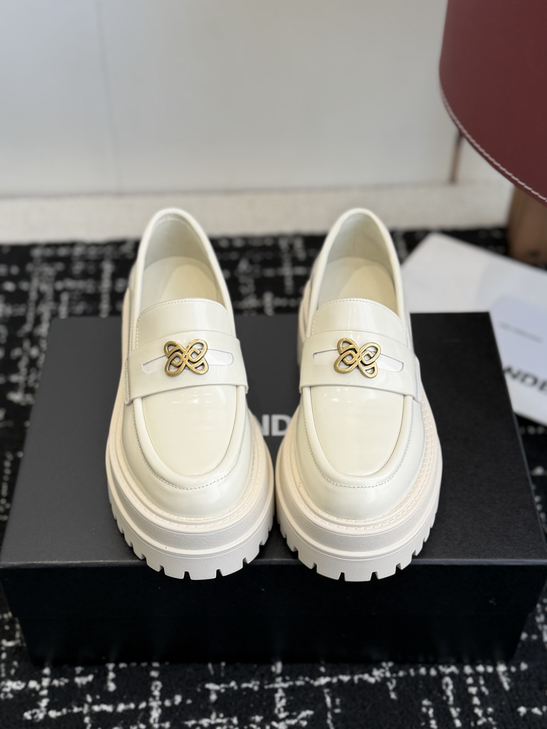 NO:706515,Purchasing agent level annandelma* 26 New niche new thick-soled loafers, another popular style, here they come. Fashionable item in early spring. Heightened thick-soled boots increase height and make your legs slimmer. The upper is imported polished cowhide and matches the brand logo. The comfort is very good. The thick sole is 7cm. The outsole is made of original TPU material. It is light and comfortable. It is a favorite of petite girls. Size35-41 (40  41 Custom-made (non-returnable), loafers, loafers, boots, cowhide19860909代购级 annandelma* 26 小众新品新品厚底乐福鞋 又一爆款 来了哦 早春时髦单品 增高厚底靴增高又显腿细  鞋面进口抛光牛皮 搭配品牌标识 舒适度非常好 鞋底厚底7cm 大底是原版tpu材质 轻盈舒适 小个子女生的心头好 Size35-41（40 41订做不退换）,乐福鞋,loafers,boots,cowhide,Women's Shoes