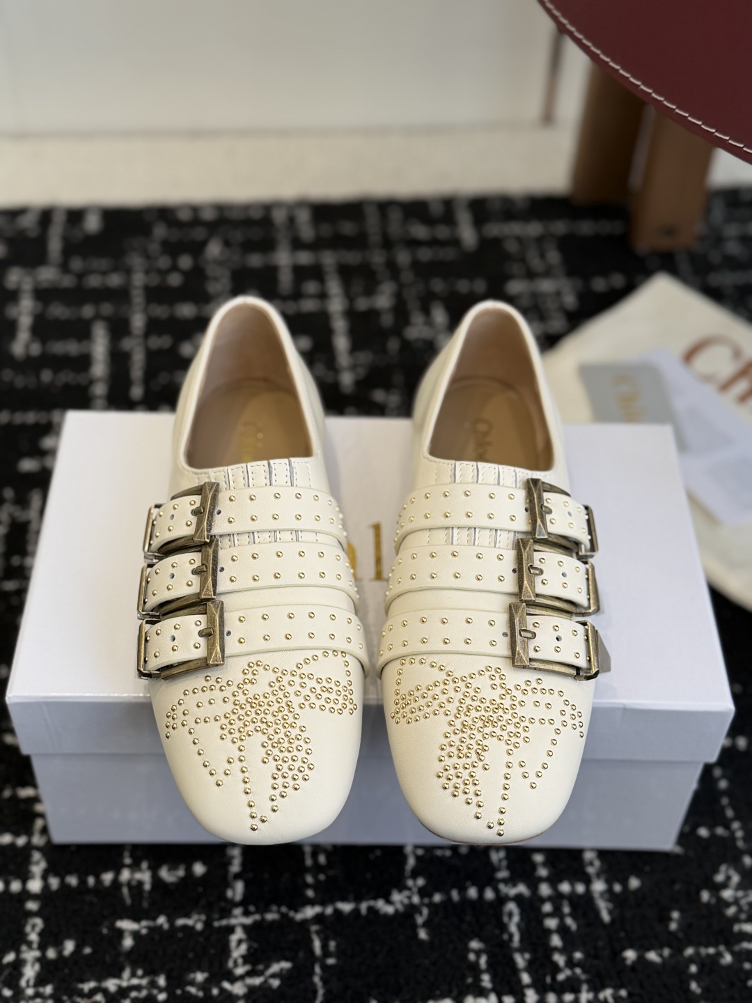 NO:706765,Purchasing-grade Chloe 26ss simple and elegant style flat loafers and casual shoes. The material is made of fine matte leather, which is soft to the touch. There are no complex materials such as patent leather or suede to highlight the texture of the leather itself. The stitching is neat and the edges are delicately processed. The colors are only classic black and off-white, which are basic colors with low saturation. They are highly adaptable and suitable for daily commuting, leisure and other scenes.  The black and white colors are displayed in pairs, with sharp contrast and visual neatness. The black model is placed on the brand shoe box, which strengthens the light luxury texture. The shoes do not have too many decorations and are 'universal matching models'. They can be matched with different styles of clothing such as suits, jeans, dresses, etc., and are suitable for various wearing scenarios such as the workplace and daily outings. Cowhide upper, sheepskin lining, genuine leather outsole  Size35-40 (40 customized, non-refundable), loafers, chloe, loewe, loafers, skirts, jeans, business suit, cowhide, sheepskin, chamois leather, Leather soles19860909代购级 Chloe 26ss简约优雅风平底乐福鞋单鞋休闲鞋 材质为细腻的哑光皮革,触感柔软,无漆皮、麂皮等复杂材质,突出皮质本身的质感,工艺上缝线工整,边缘处理细腻.色彩仅为经典的黑色与米白色,属于低饱和度的基础色系,适配性极强,适合日常通勤、休闲等多种场景. 黑白配色成对陈列,对比鲜明且视觉整洁,黑色款置于品牌鞋盒上,强化了轻奢质感.鞋款无过多装饰,属于“万能搭配款”,可搭配西装、牛仔裤、连衣裙等不同风格服饰,适配职场、日常出街等多种穿搭场景. 鞋面牛皮 内里羊皮 大底真皮大底 Size35-40（40定制不退换）,乐福鞋,chloe,loewe,loafers,skirts,jeans,business suit,cowhide,sheepskin,chamois leather,Leather soles,Women's Shoes