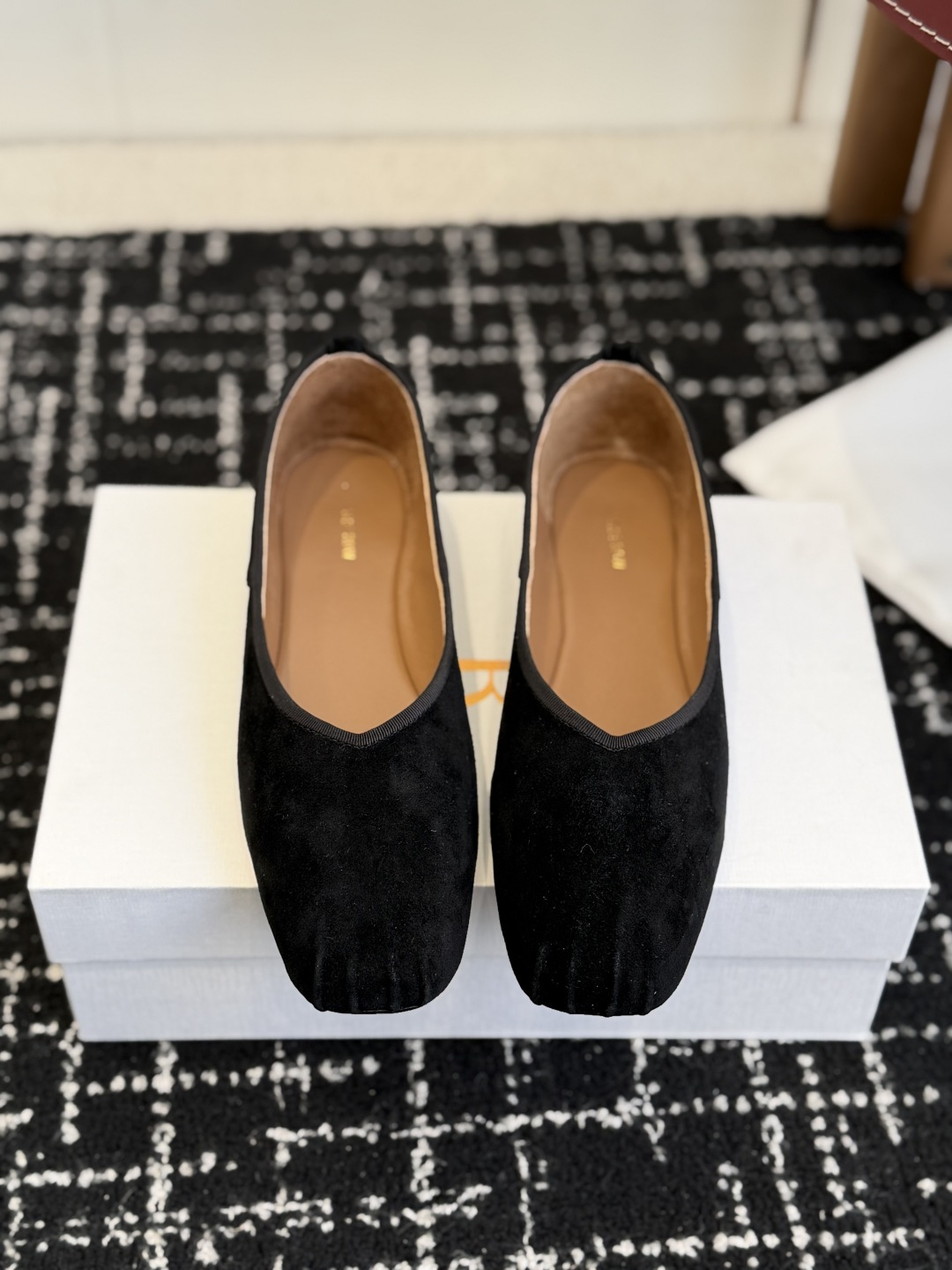 NO:706930,Purchasing level therow 26ss spring and summer new minimalist pleated square toe ballet shoes The Row's new season design continues minimalism new Canal slip-on flat shoes Cloud-like soft shoe body combines high-quality texture and ease of wear The shoe shape still uses the simplest tones and tailoring to create the most advanced texture Elegant and comfortable Imported suede upper sheepskin lining sheepskin insole  Size35-41 (40.41, no return or exchange if made to order), single shoes, flats, sheepskin, chamois leather19860909代购级 therow 26ss 春夏 新品极简 褶皱 方头 芭蕾舞 单鞋 The Row新一季的设计延续极简主义 新款 Canal一脚蹬平底鞋 云朵般柔软的鞋体 兼具优质质感与易穿性 鞋型上依旧用最简洁的色调和剪裁做出最高级的质感 优雅舒适 进口麂皮鞋面羊皮内里羊皮鞋垫 Size35-41（40.41 订做不退换）,单鞋,flats,sheepskin,chamois leather,Women's Shoes