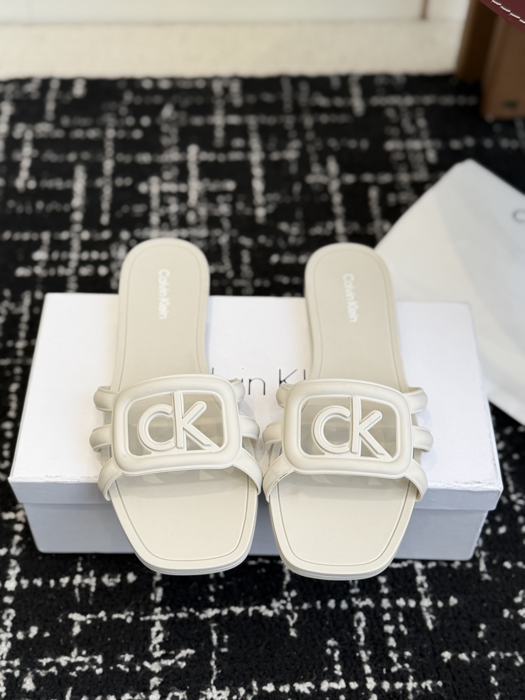 NO:706926,Purchasing agent Calvin Klein 2026 new summer CK logo jelly slippers, spring and summer vacation series, Italy's Côte d'Azur vacation style...original model 11, a must-have for Hainan travel in winter, and a must-have for summer beaches. A pair of sandals with healing magic, super soft, light and comfortable, Size36-42, slippers, louis vuitton, slippers19860909代购级 Calvin Klein 2026夏季新款CK logo果冻拖鞋 春夏度假系列 意大利兴蔚蓝海岸度假时的穿搭风 …原版11开模,冬季海南旅游必备,夏季沙滩必穿 一对拥有治愈系魔力的凉拖 ,超级柔软,轻便舒适 Size36-42,拖鞋,louis vuitton,slippers,Women's Shoes