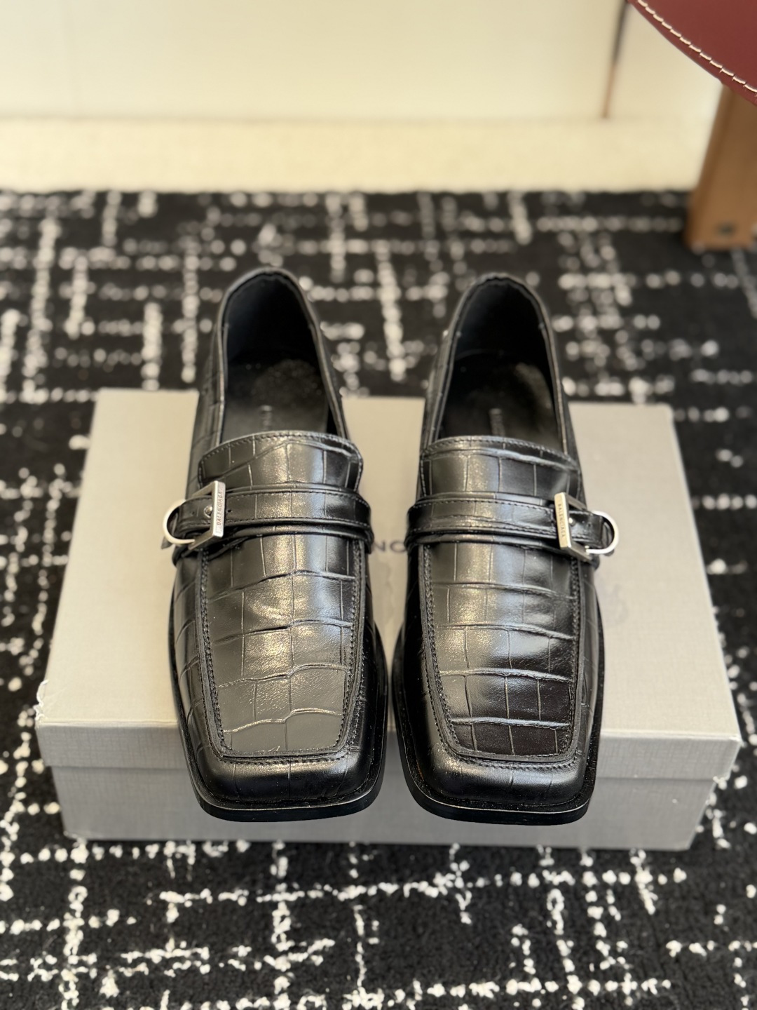 NO:706923,Purchasing agent Balenciaga square-toe loafers BALENCIAG exclusive special metal ball decoration continues demna's rebellious attitude towards mainstream gorgeous fashion. Through-dye process. Large logo. Special heel design. With family logo. Fabric. Black crocodile embossed cowhide. Lining. Lambskin. Italian leather outsole. Size35-41 (40  41 Custom-made (non-refundable), loafers, balenciaga, balenciaga, loafers, cowhide, sheepskin, Leather soles19860909代购级 巴黎世家 方头乐福鞋 BALENCIAG 专属特别金属圆球装饰 继续着demna式的对主流华丽时尚的反叛态度 透染工艺 大logo 特别跟型设计 带家族logo 面料 黑色鳄鱼压纹牛皮 内里 小羊皮 意大利真皮大底 Size35-41（40 41订做不退换）,乐福鞋,balenciaga,balenciaga,loafers,cowhide,sheepskin,Leather soles,Women's Shoes